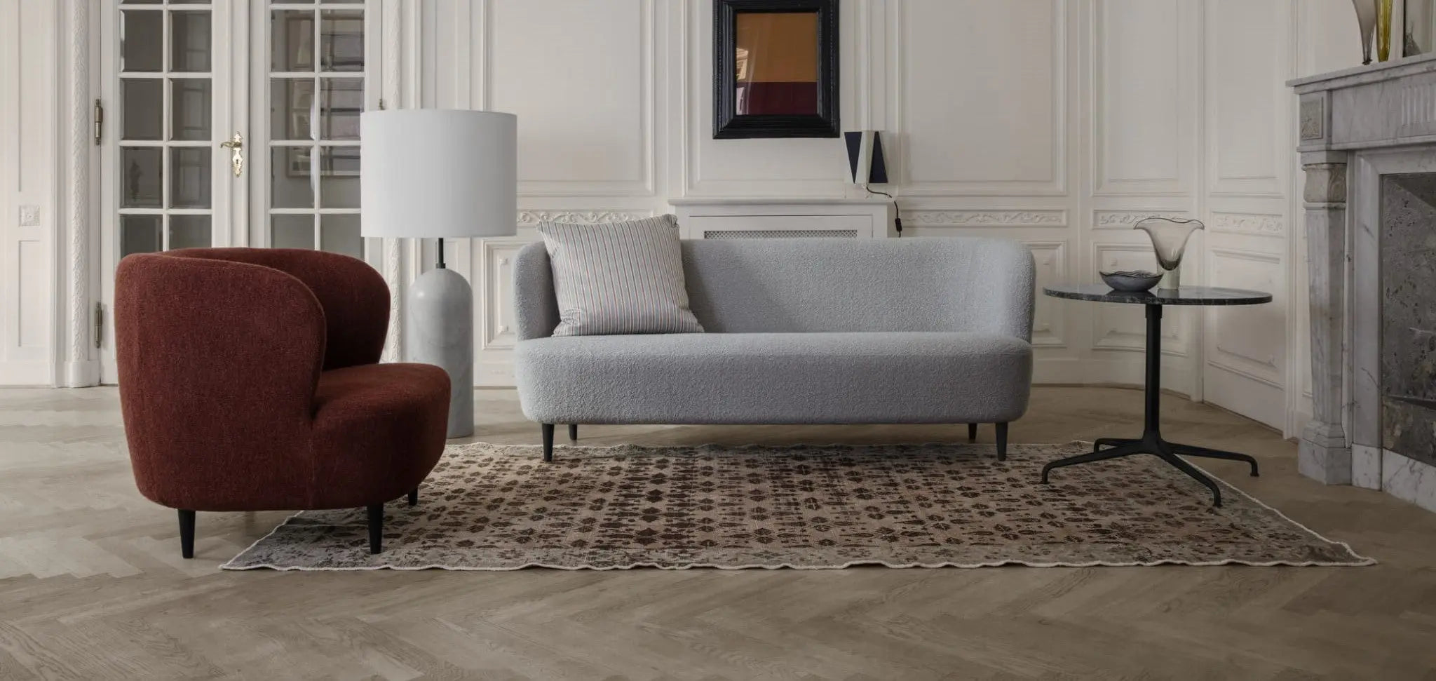 Sofa do przedpokoju w eleganckiej aranżacji wnętrza