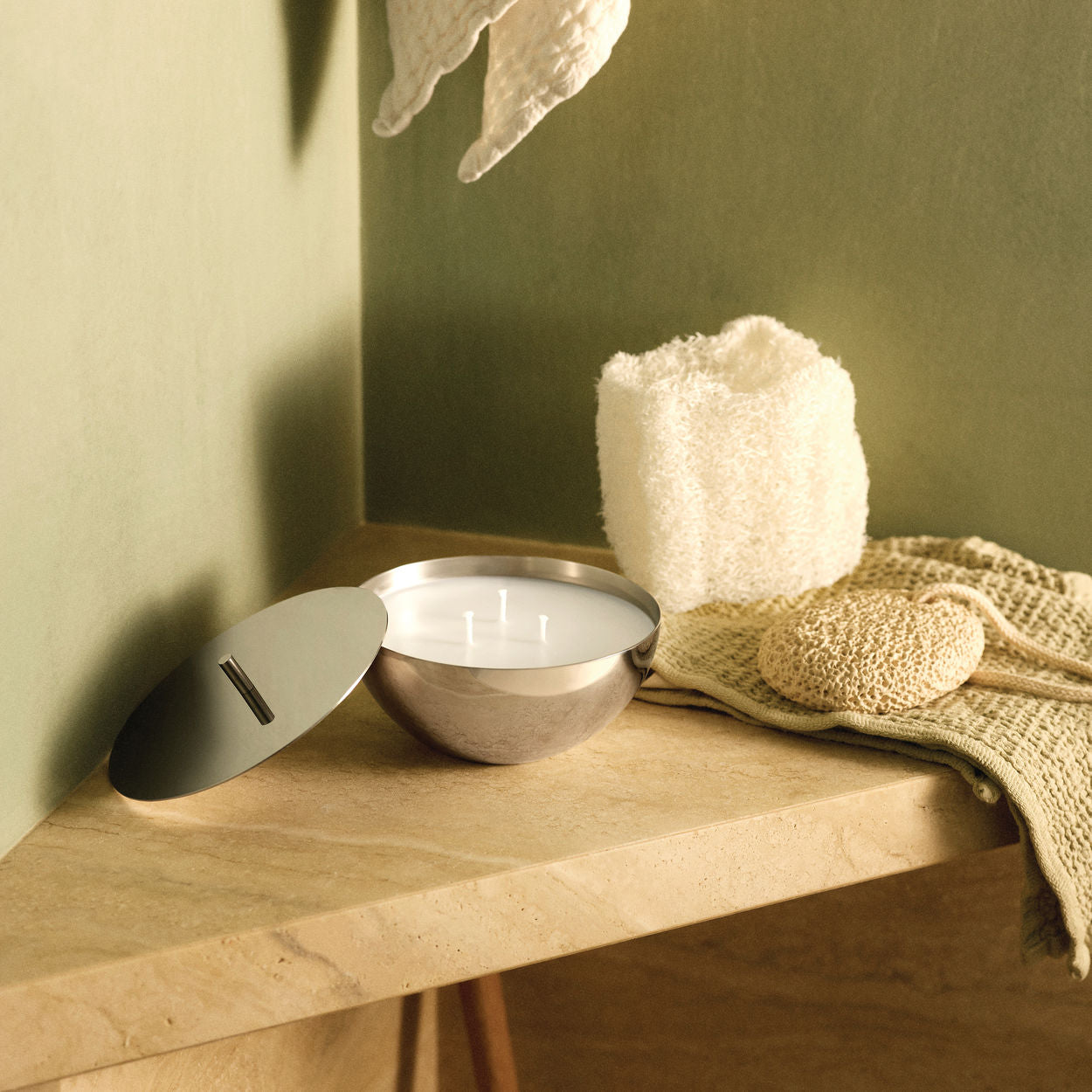 Duftwachs für die Kerze ROCC - BASALT mit Noten von nepalesischem Pfeffer, ätherischem Öl aus Wacholder und Zitronenschale