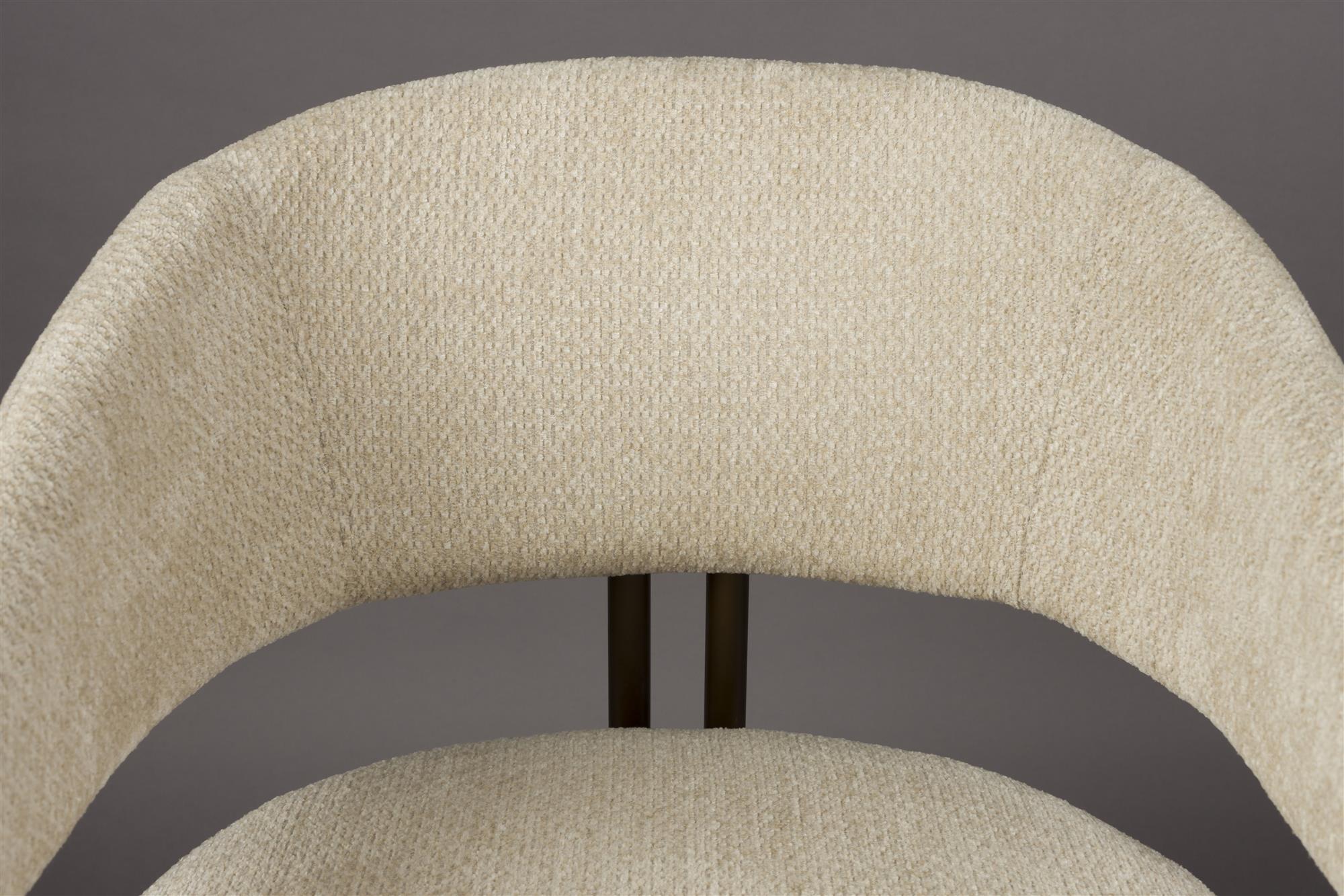 Naida Beige Stuhl mit einer braunen Basis