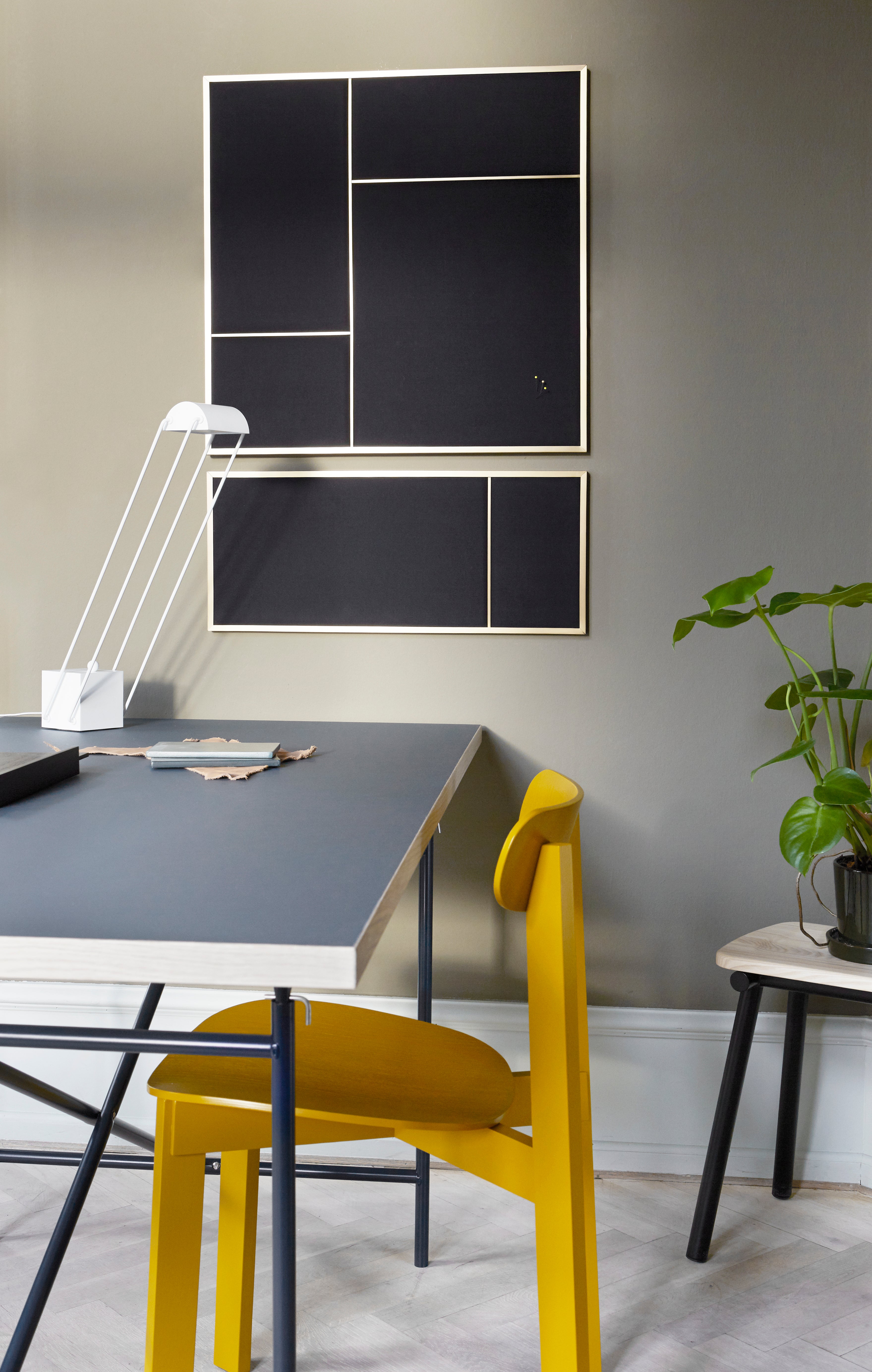 Hocker TUBBY TUBE navyblau mit schwarzem Fuß