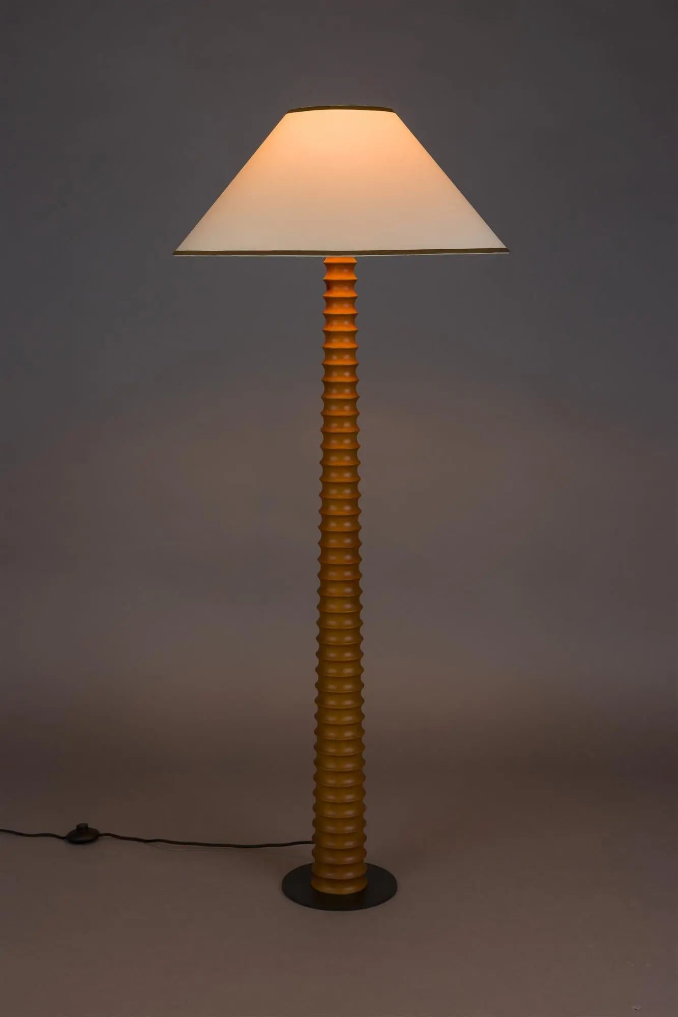 Lampa podłogowa HORACE drewno dębowe z bawełnianym kloszem – Dutchbone