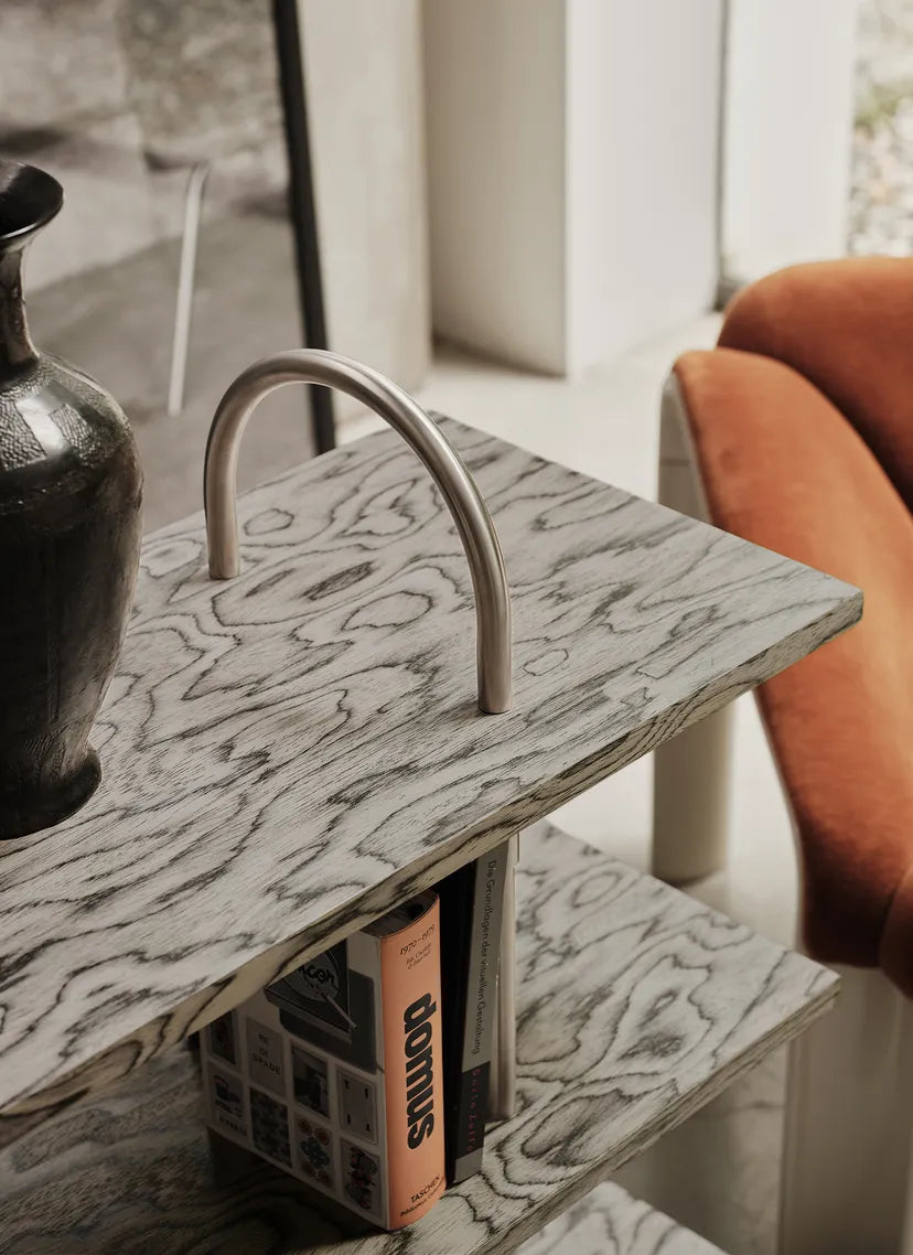 Regal KEEN graues Holz mit schwarzem Messingrahmen