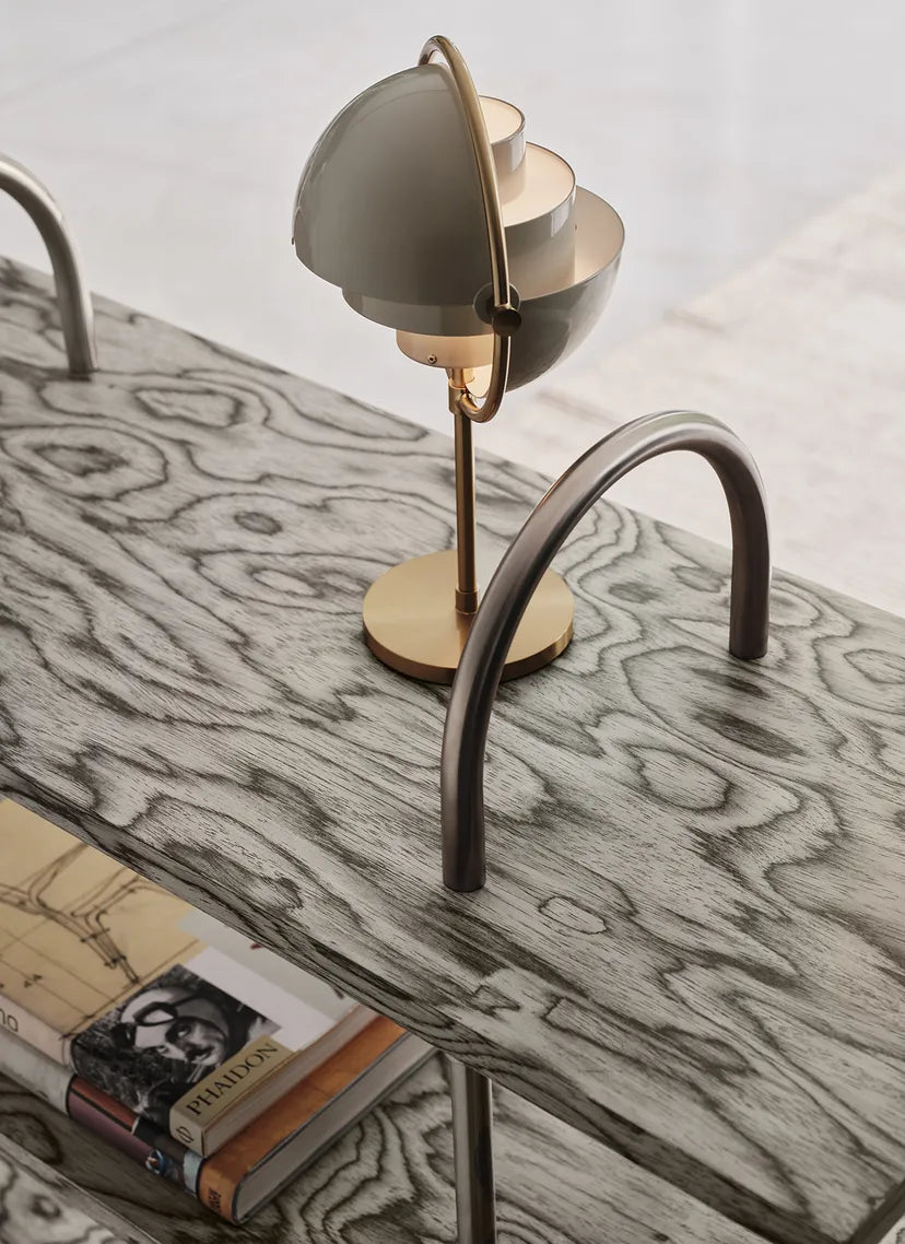 Regal KEEN graues Holz mit schwarzem Messingrahmen