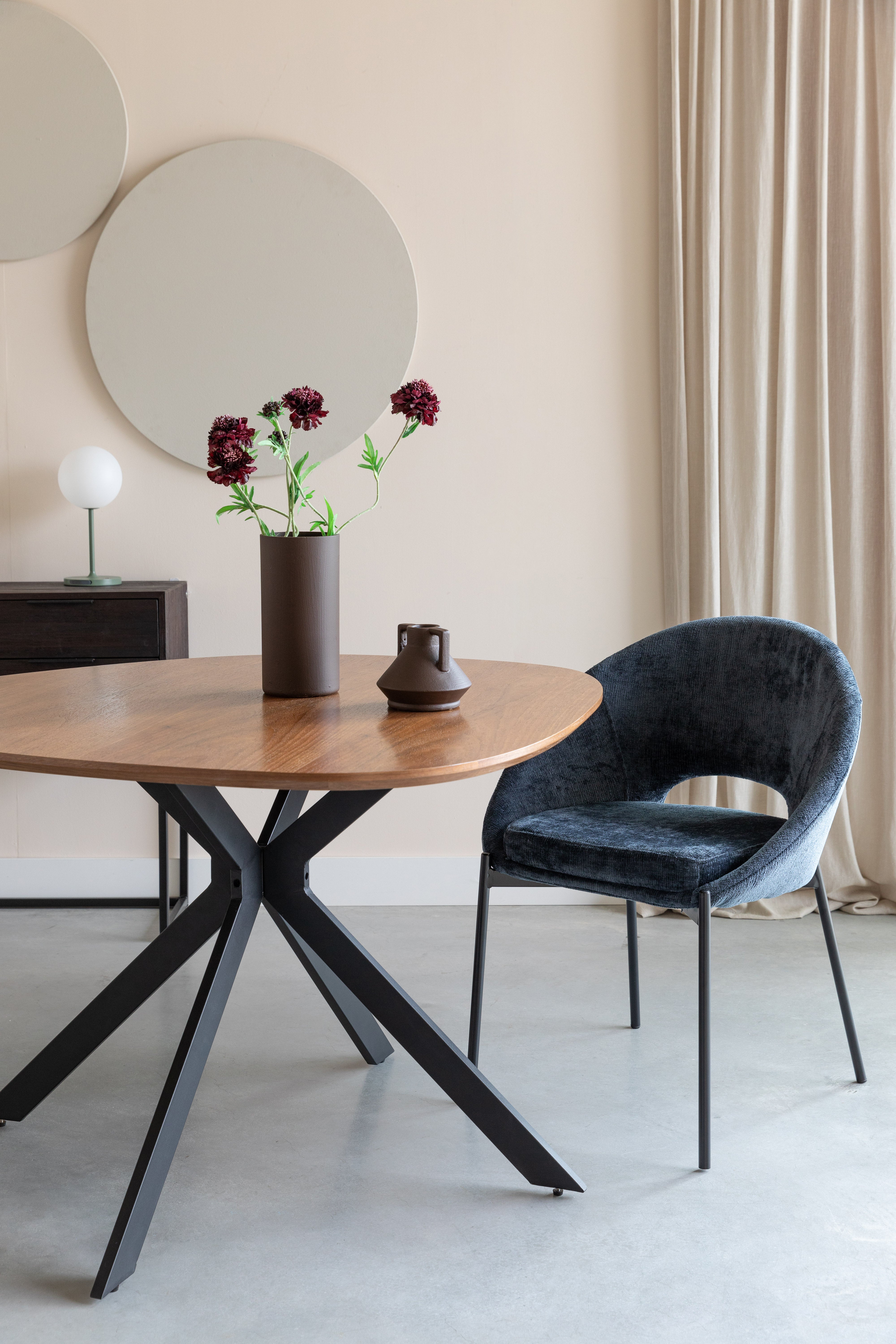 DANDO Chair white with black base
