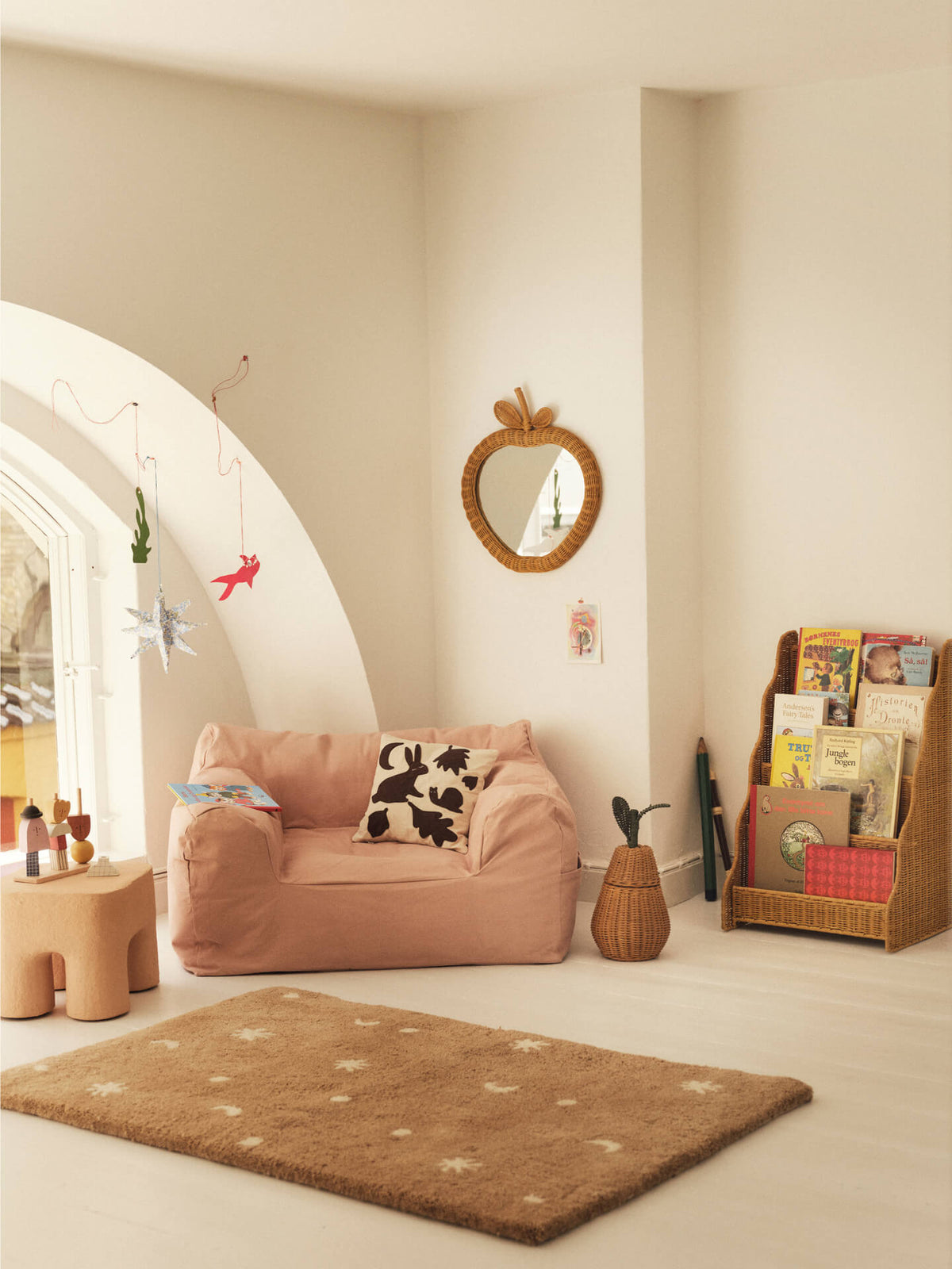 Kinderbuchregal RIVAN aus geflochtenem Rattan