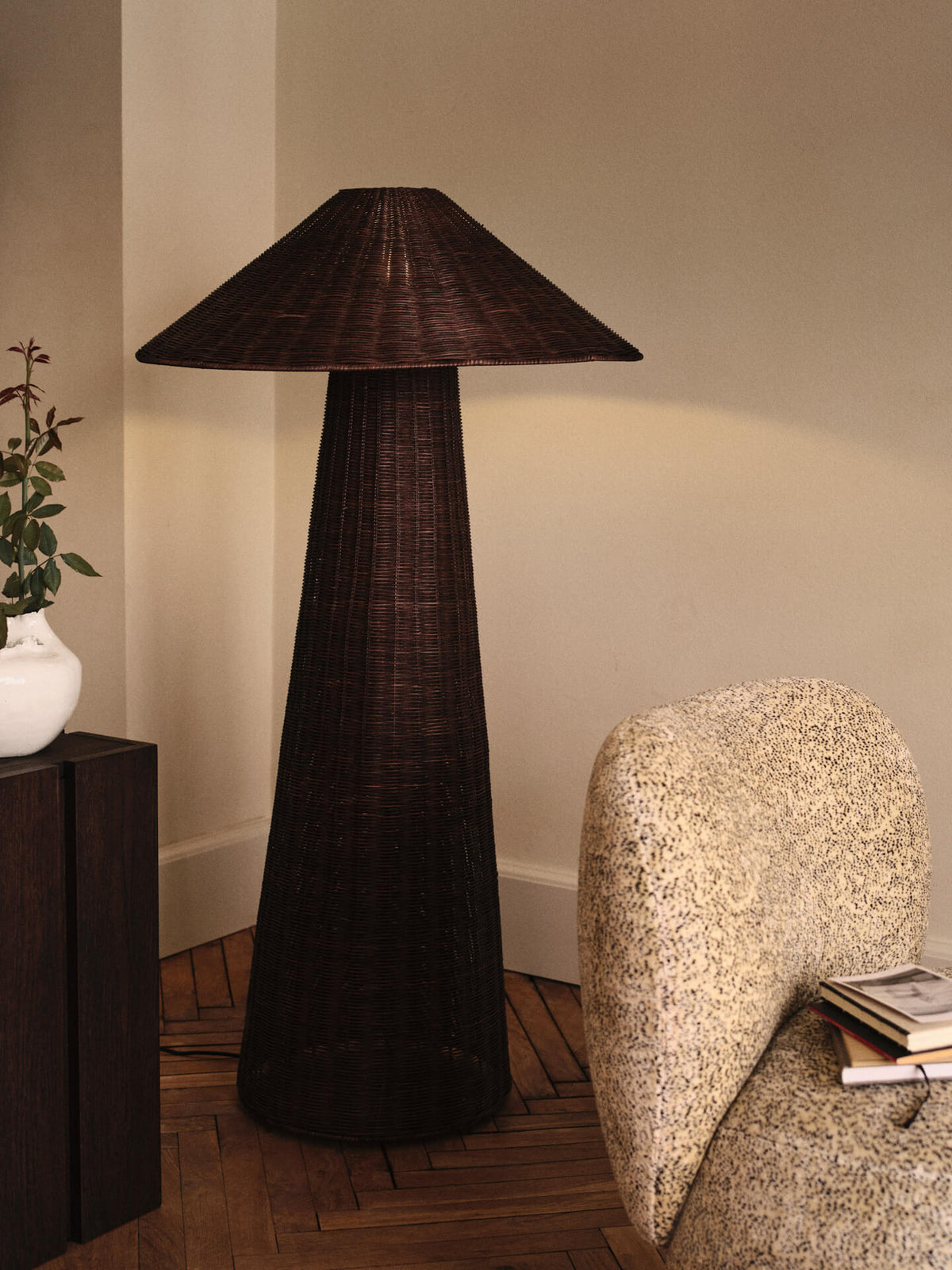 Lampa podłogowa DOU ciemnobrązowy – ujęcie 2