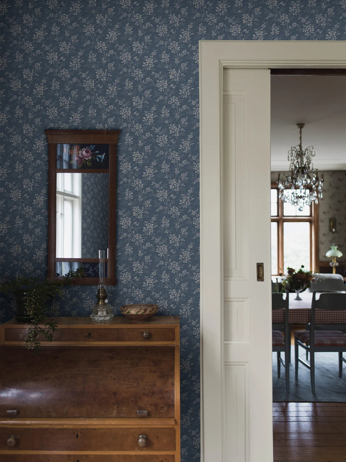 Tapete mit floralem Blumenmuster HIP ROSE blau