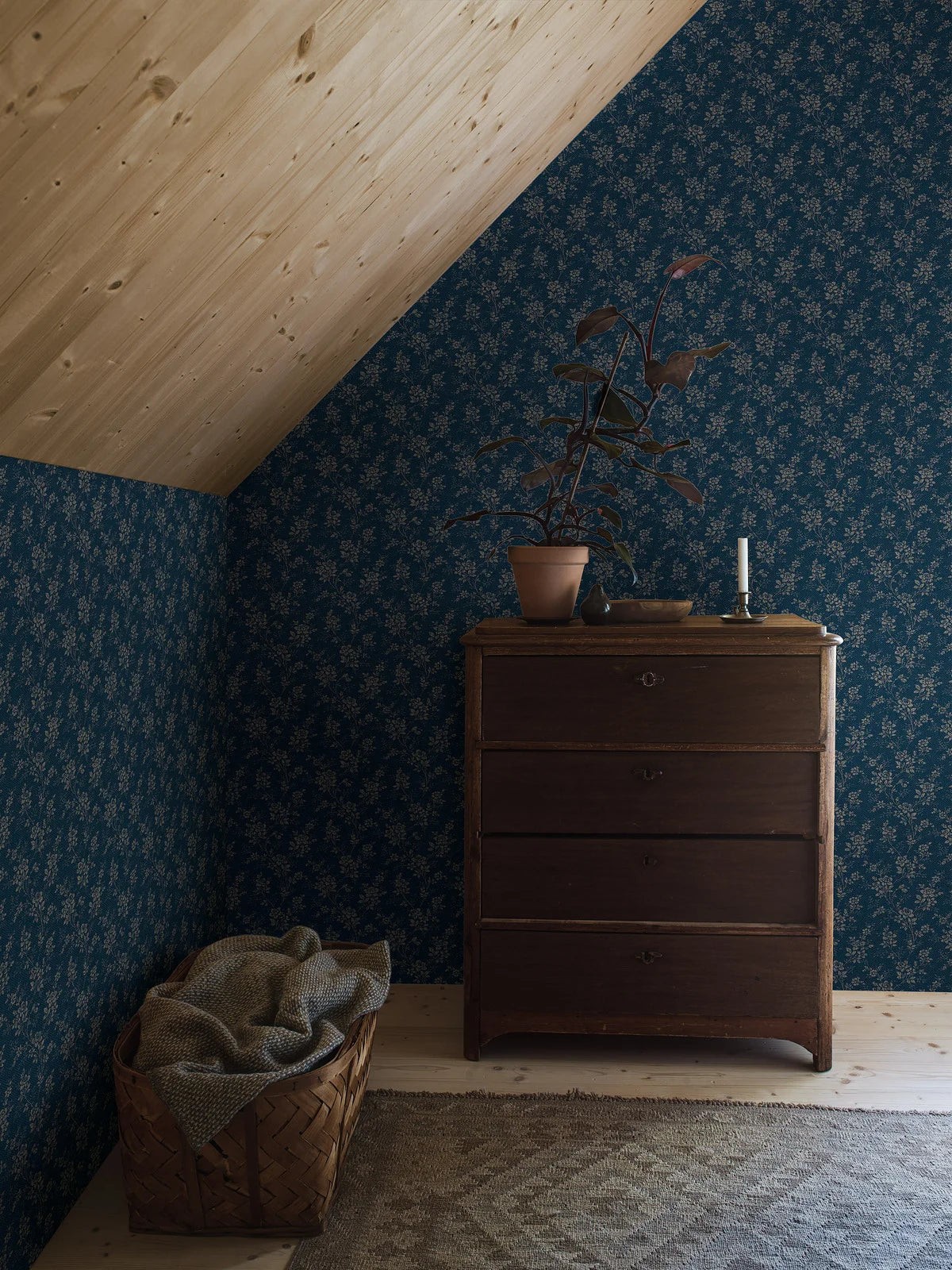 Tapete mit floralem Blumenmuster HIP ROSE blau