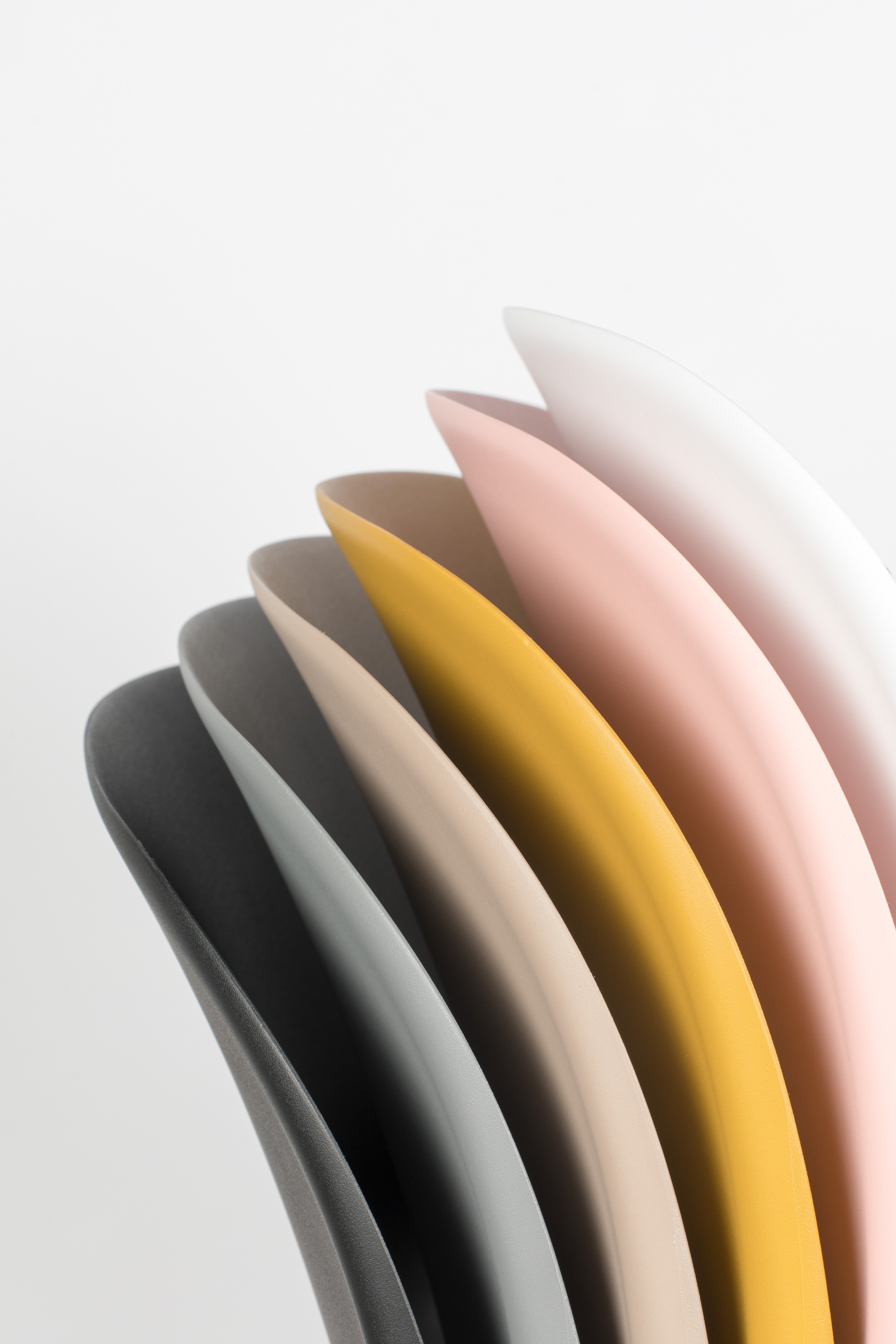 Stuhl STACKS rosa mit schwarzem Gestell