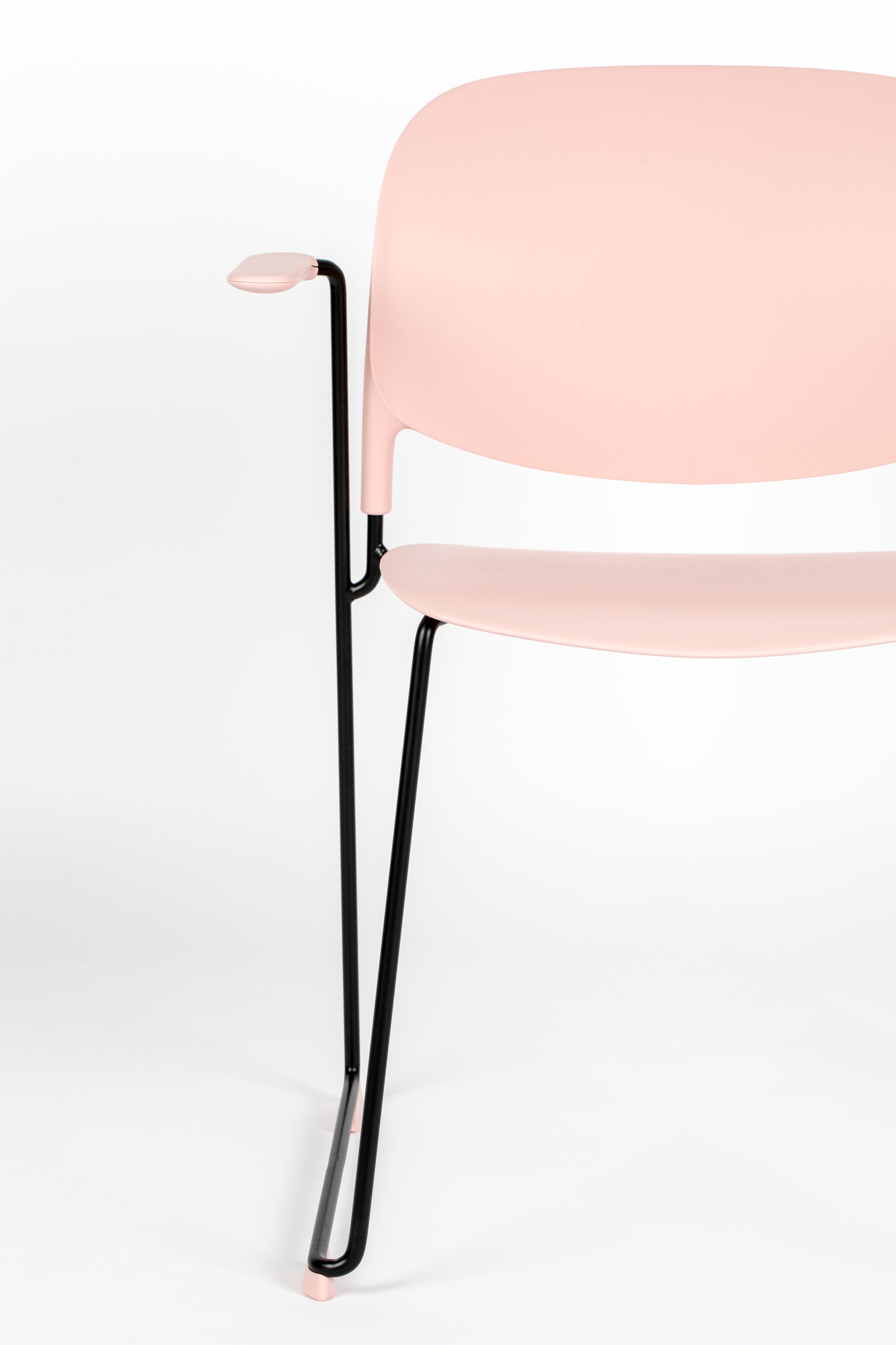 Stuhl STACKS rosa mit schwarzem Gestell