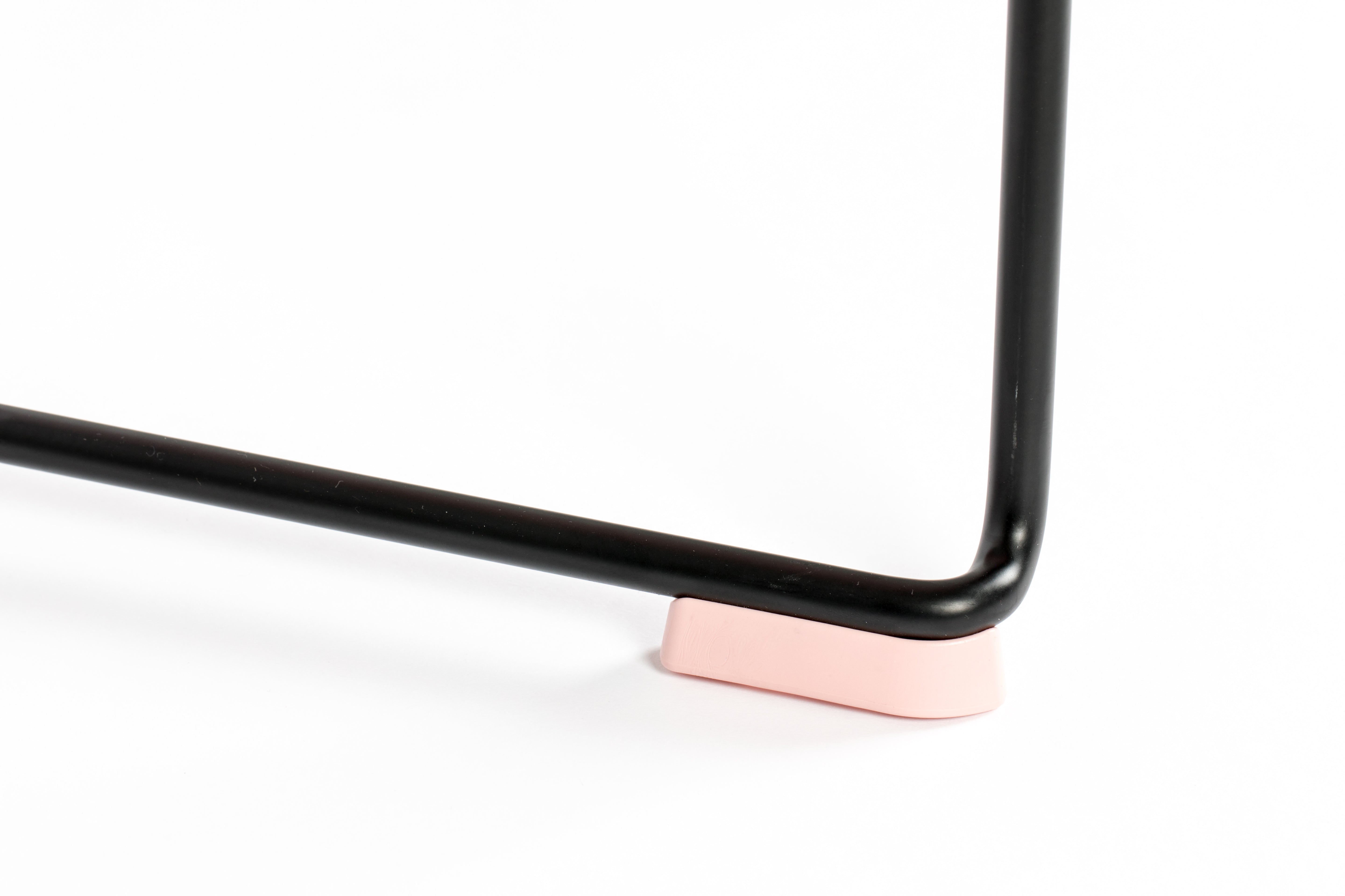 Stuhl STACKS rosa mit schwarzem Gestell