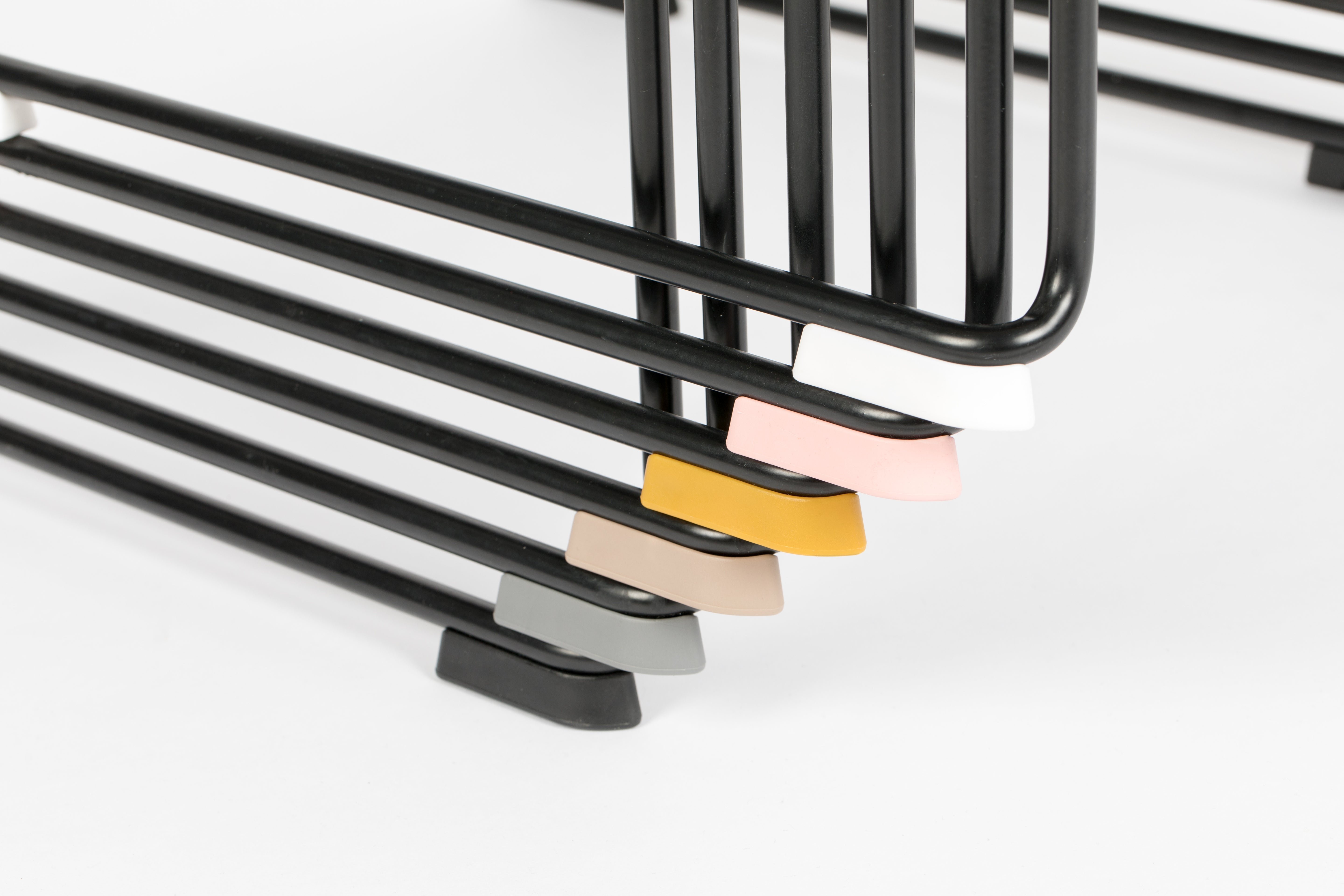 Stuhl STACKS rosa mit schwarzem Gestell