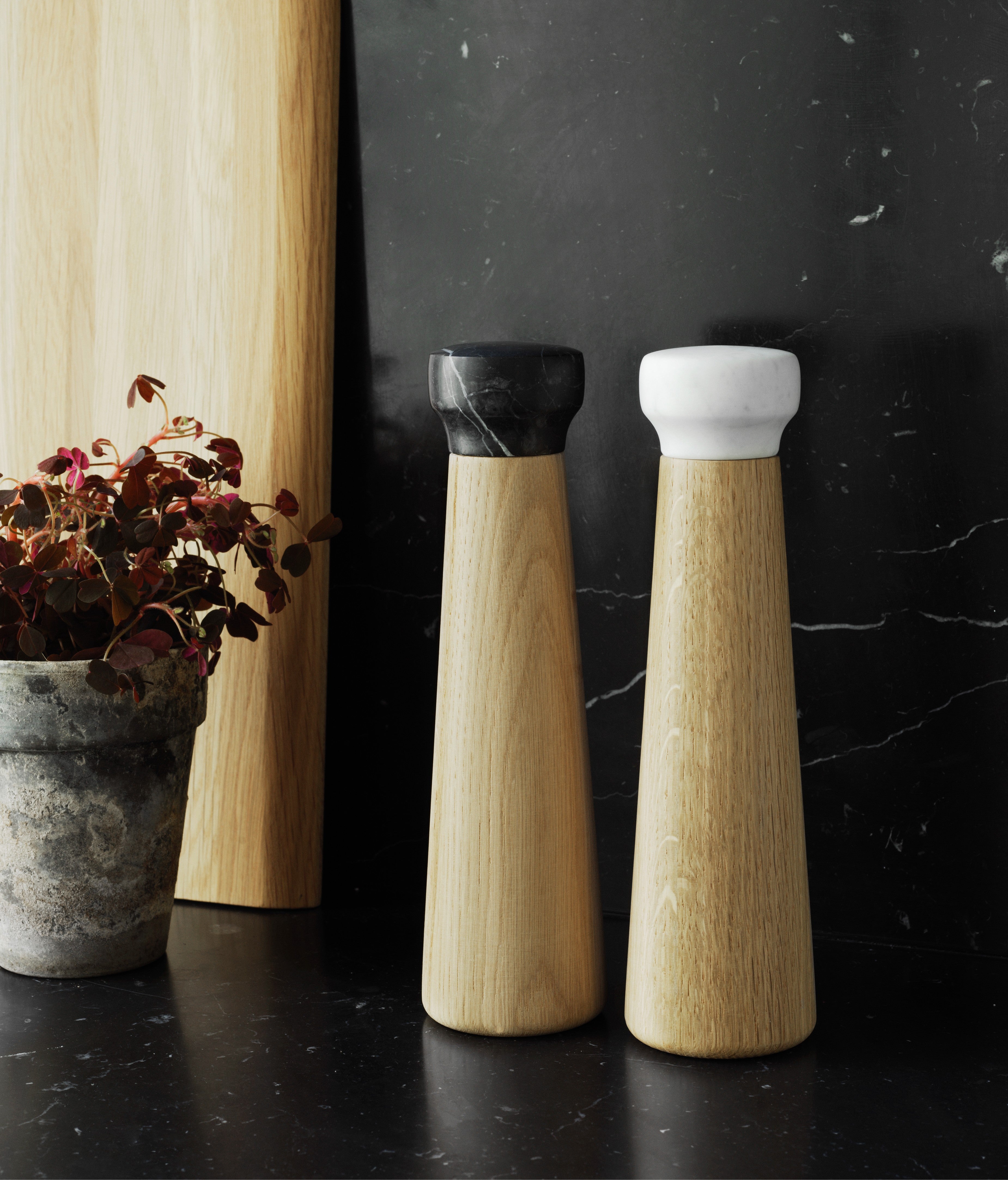 Pfeffermühle CRAFT aus Eichenholz mit schwarzem Marmor