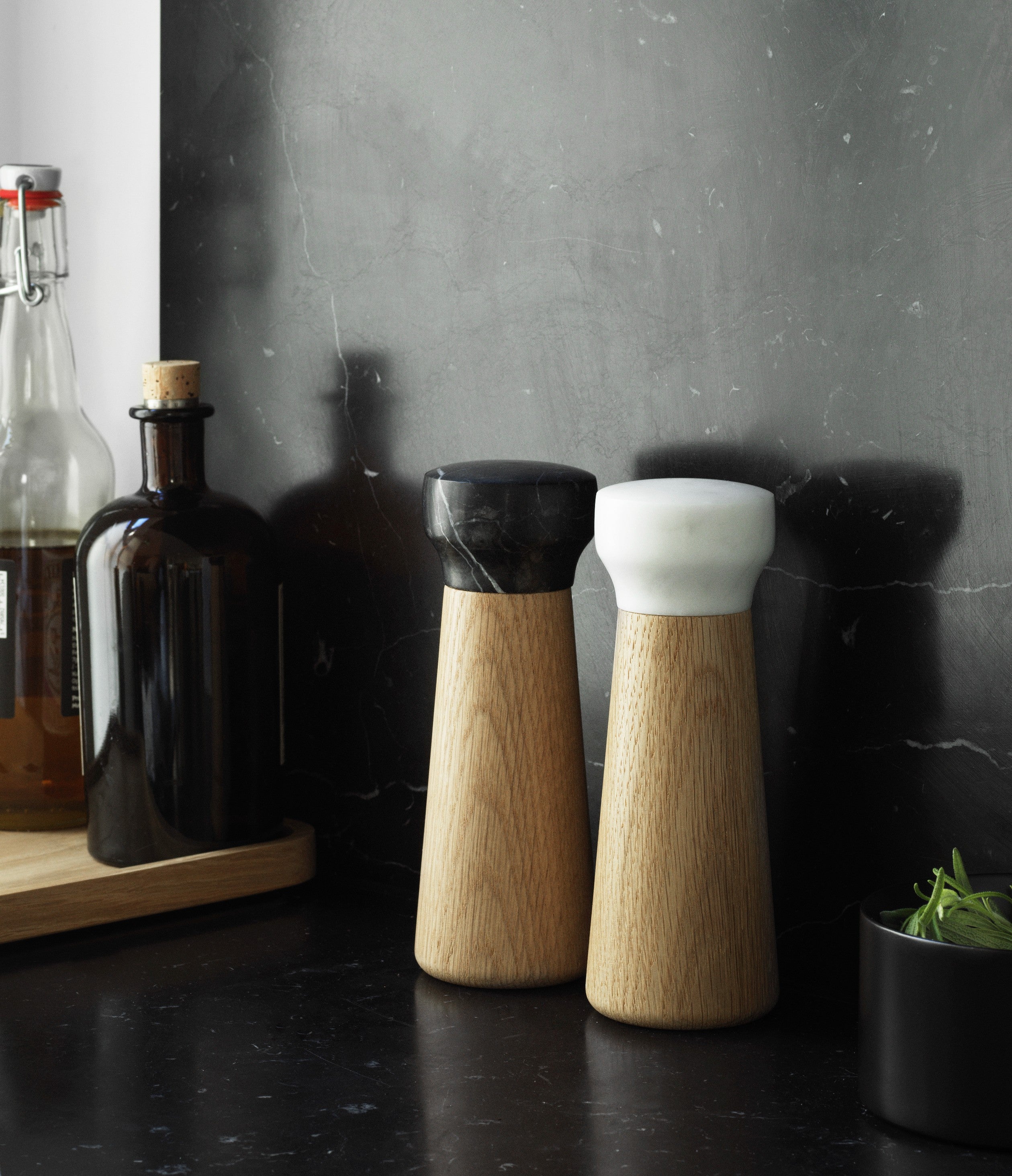 Pfeffermühle CRAFT aus Eichenholz mit schwarzem Marmor