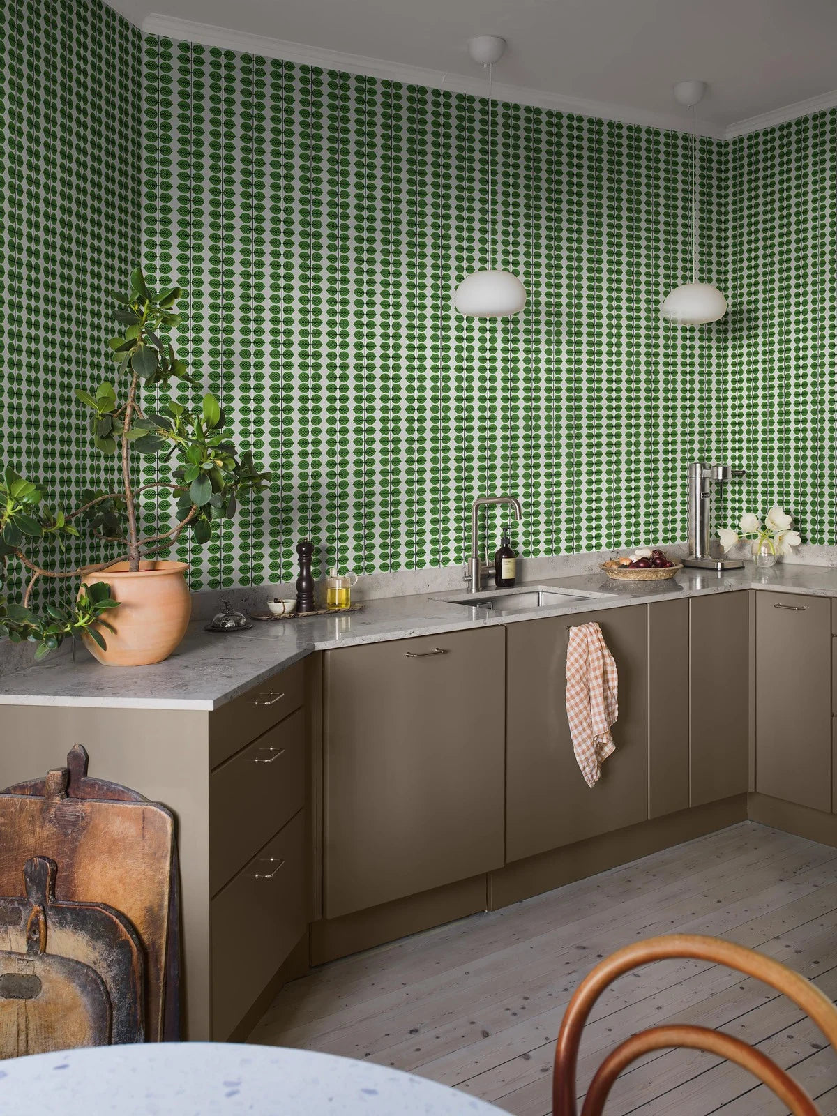 Wallpaper with a plant leaf pattern BERSÅ white with yellow