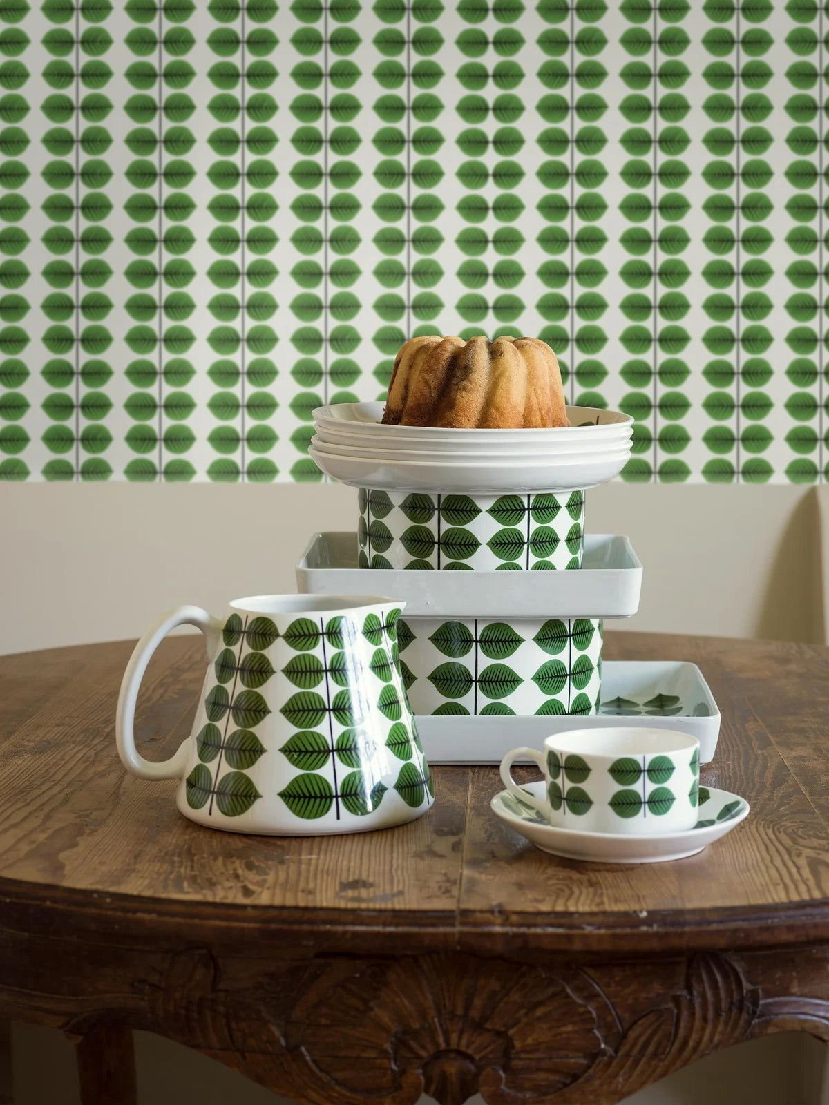 Wallpaper with a plant leaf pattern BERSÅ white with yellow