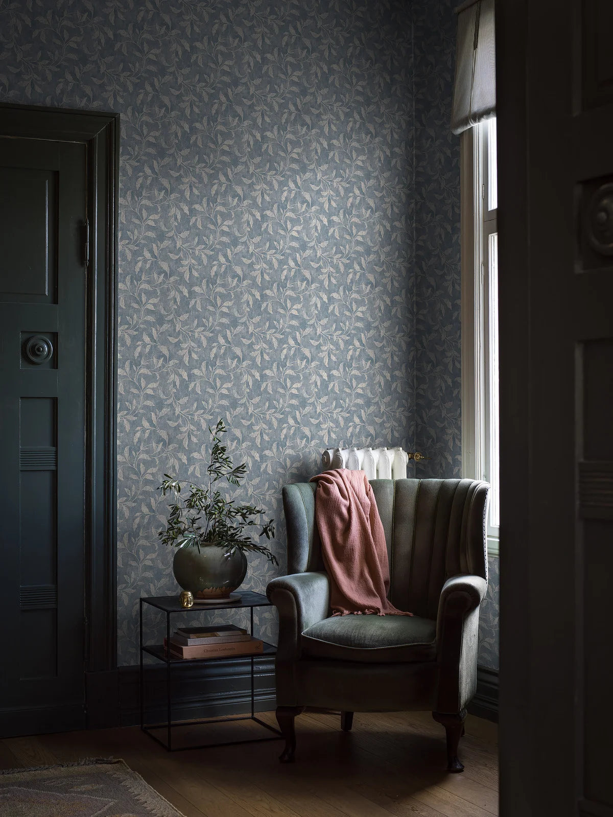 Non-woven paper wallpaper with a floral pattern ROSEWOOD NIGHT blue