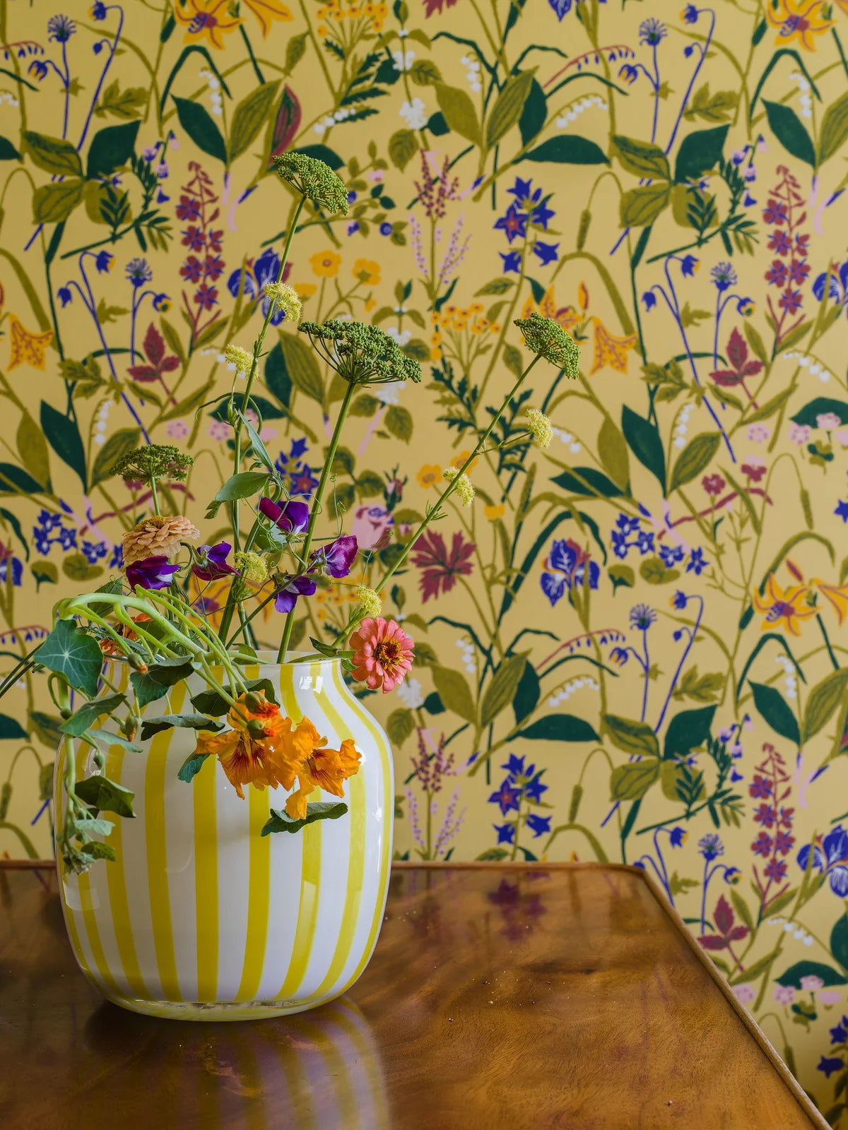 Tapete mit floralem Blumenmuster ROS OCH LILJA gelb