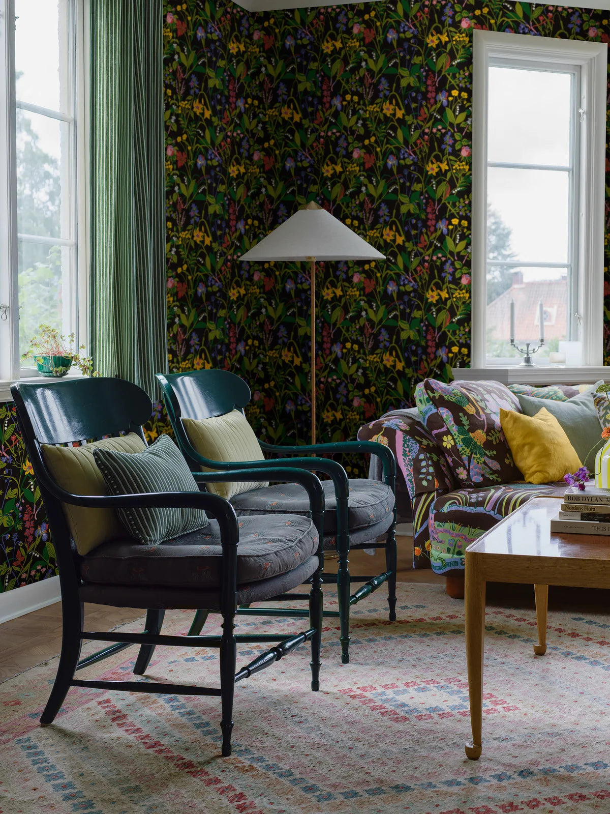 Tapete mit floralem Blumenmuster ROS OCH LILJA schwarz