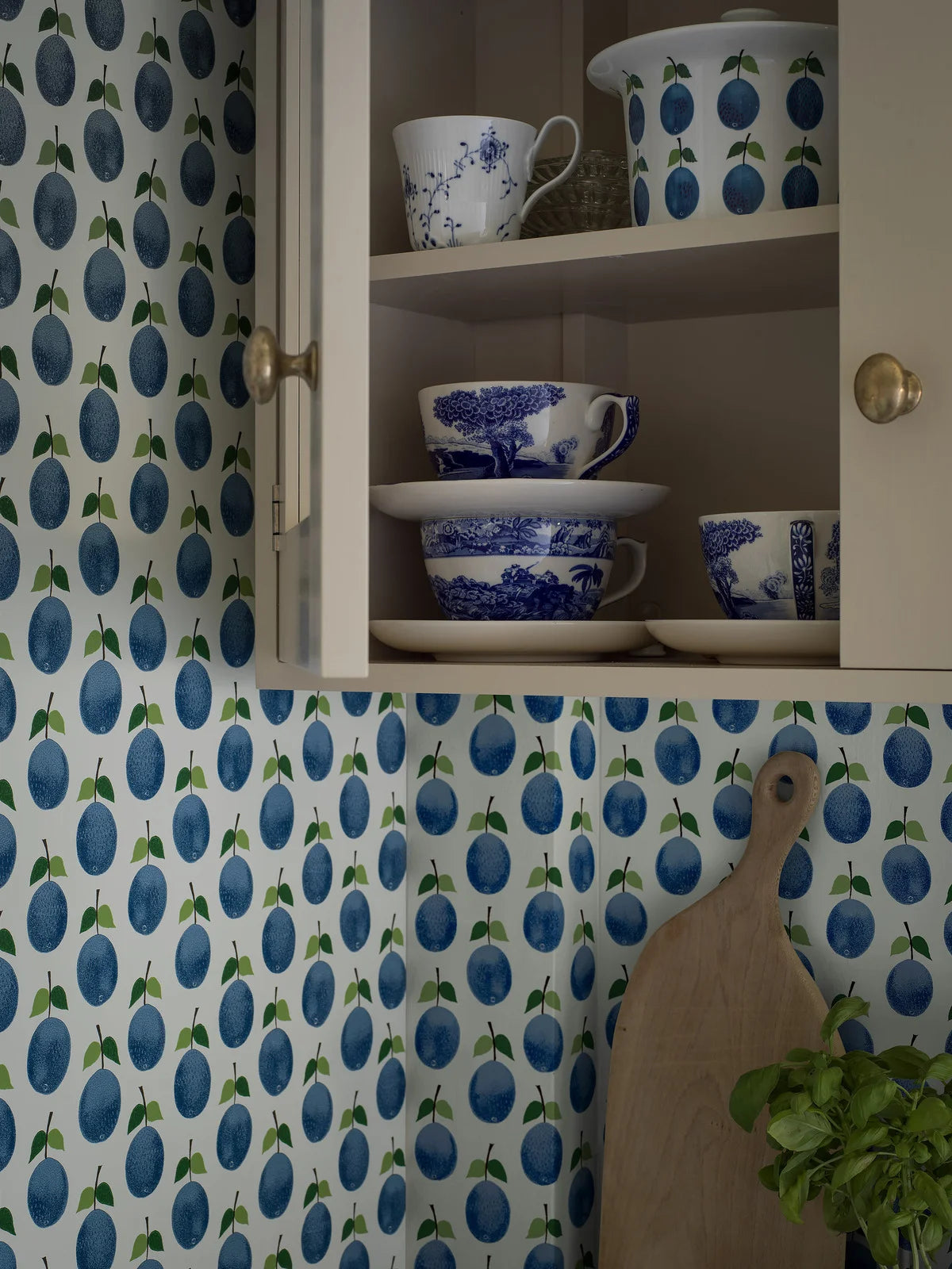 Tapete mit pflanzlichem Motiv von PRUNUS in Weiß mit Blau