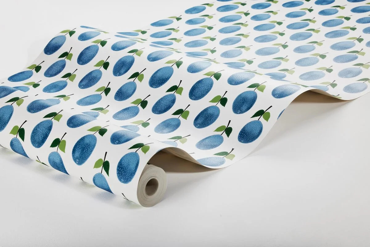 Tapete mit pflanzlichem Motiv von PRUNUS in Weiß mit Blau