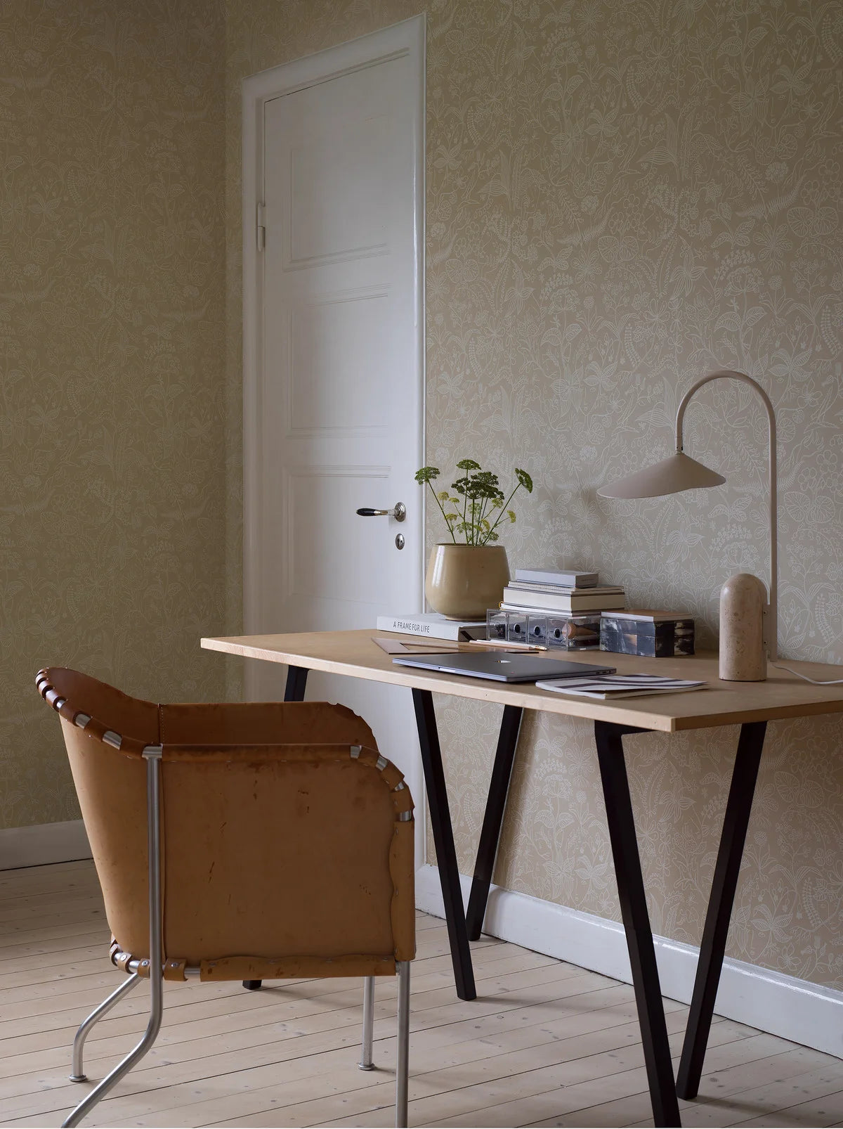 Tapete mit floralem Muster aus Blumen und Blättern GRAZIA sandbeige