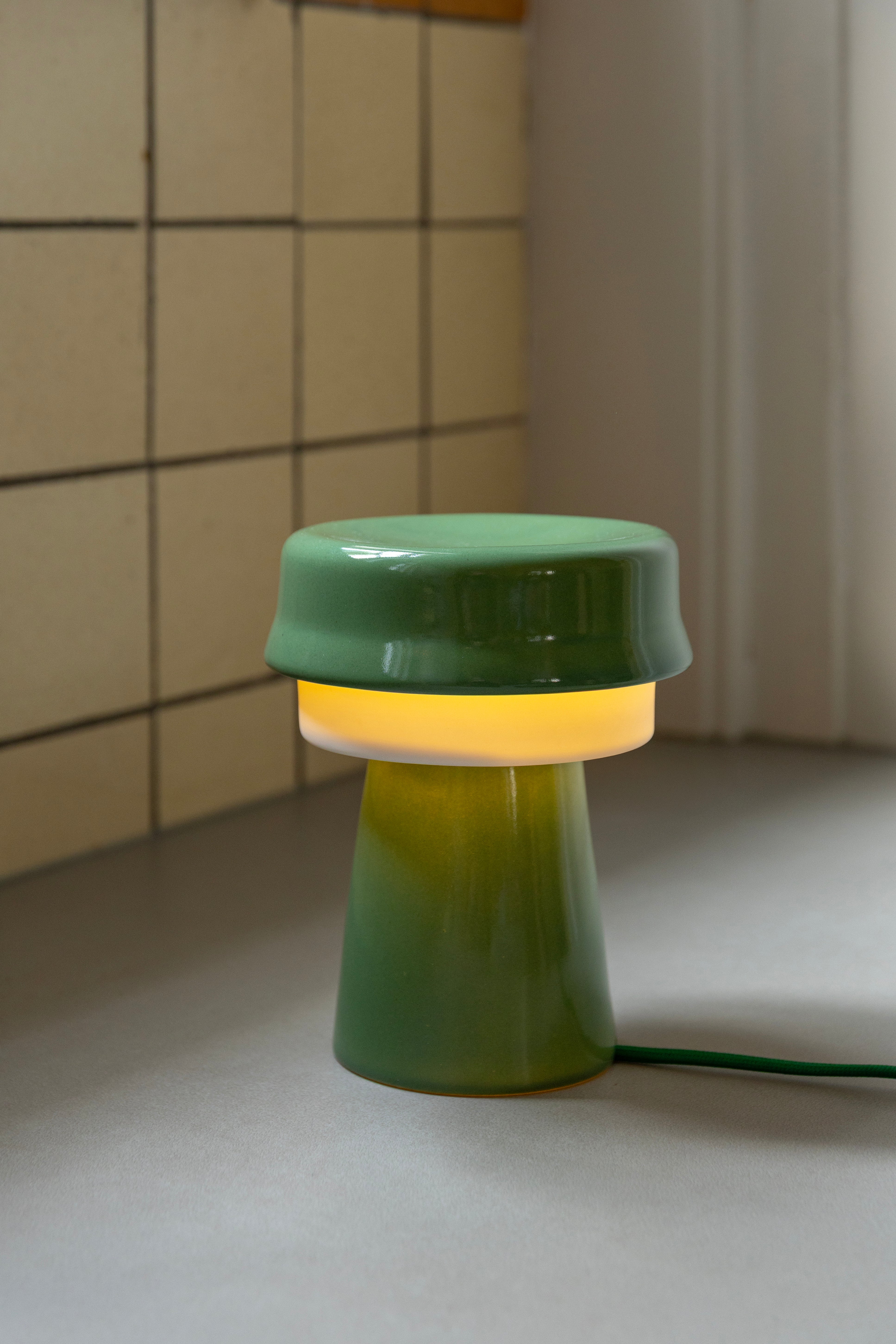 Tischlampe HAT grün mit Weiß