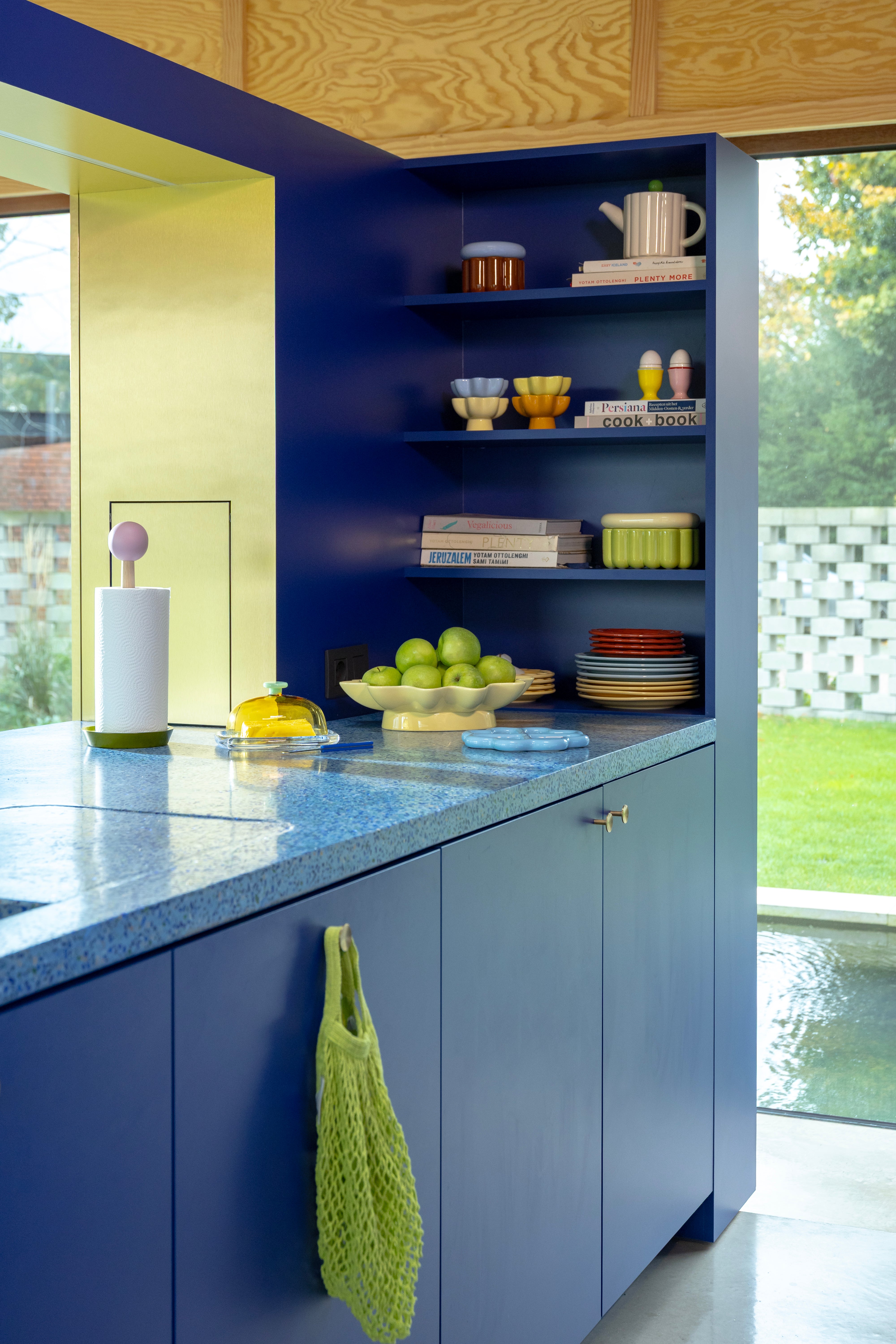 HALMA Wooden Paper Towel Holder in Green and Pink