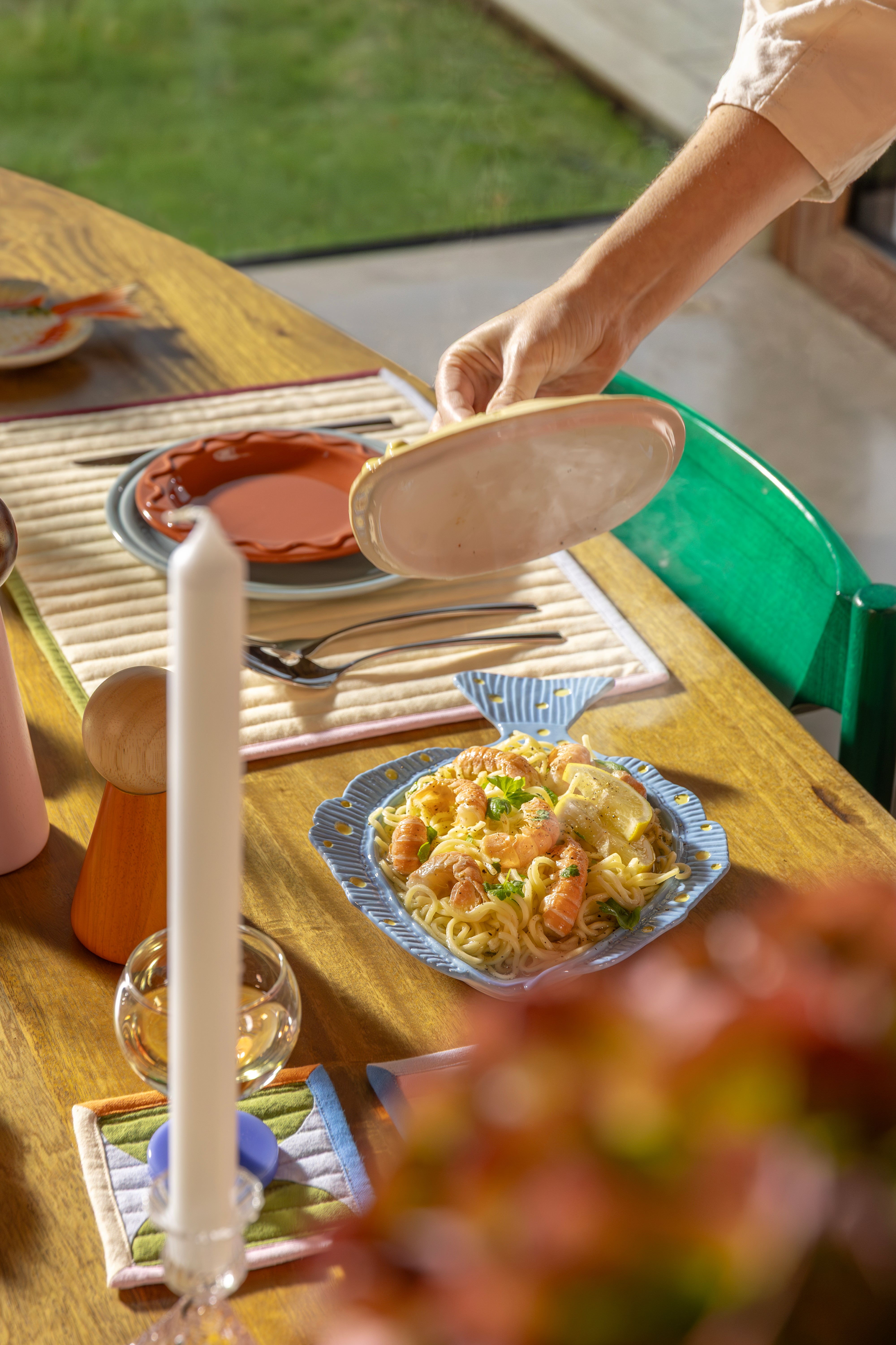 Gelber Teller mit Deckel PLAICE in Blau
