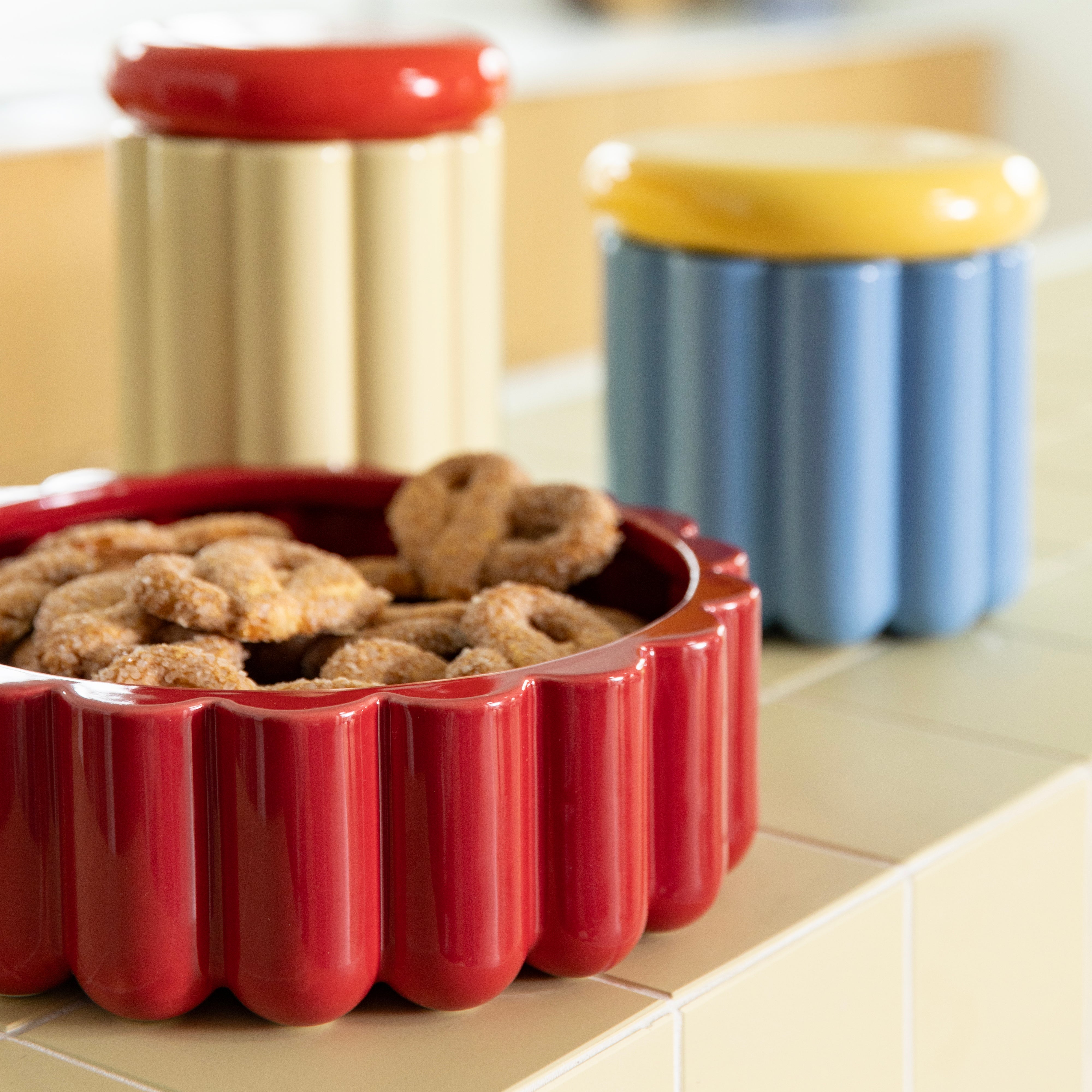 Behälter CHARLO gelb mit rotem Deckel