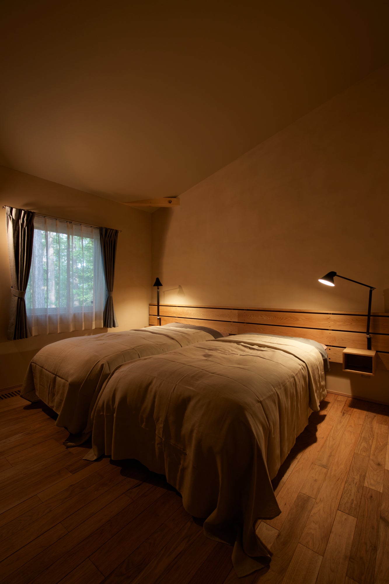 Lampa ścienna na wysięgniku regulowana NJP czarny