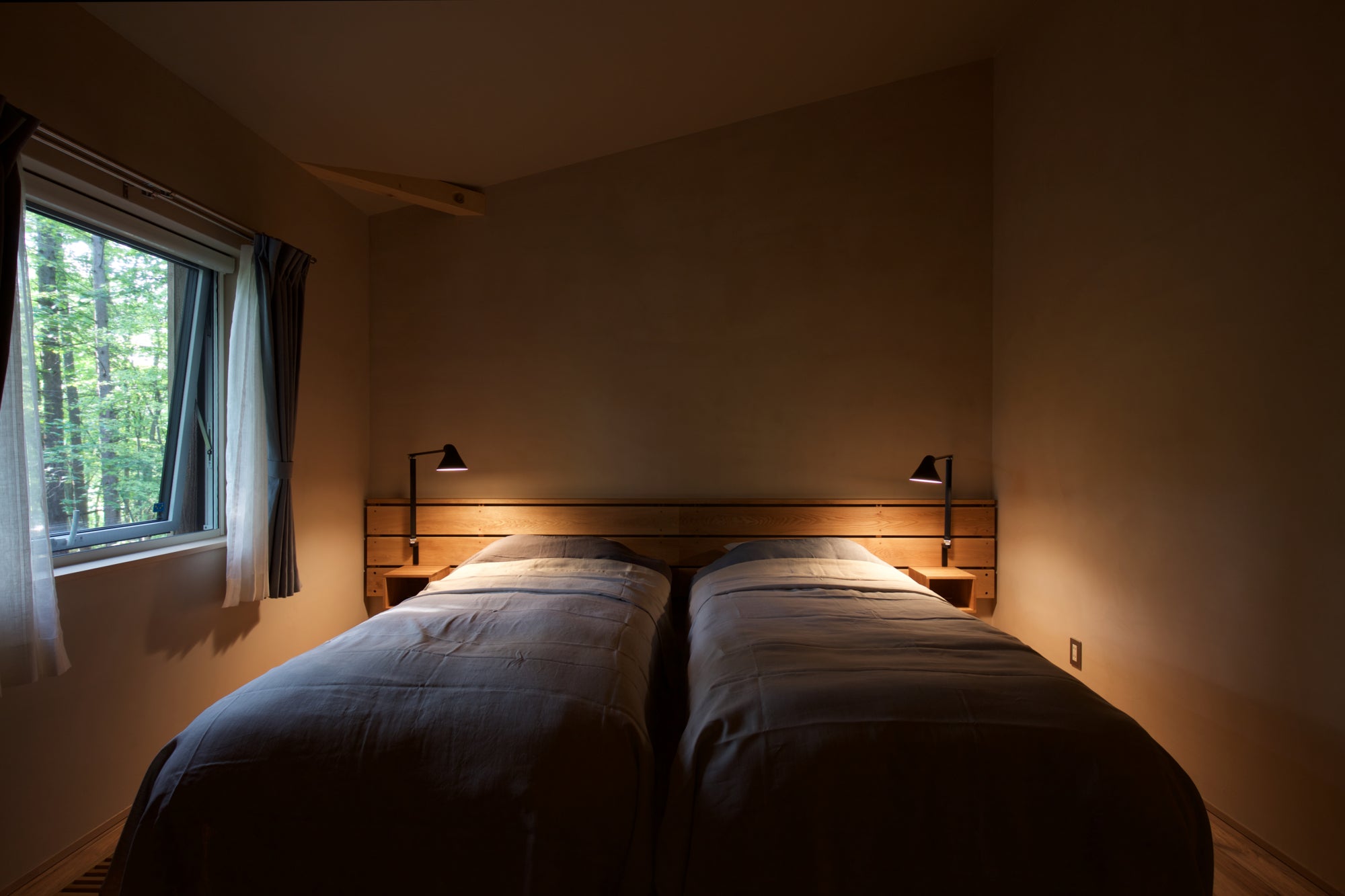 Lampa ścienna na wysięgniku regulowana NJP czarny