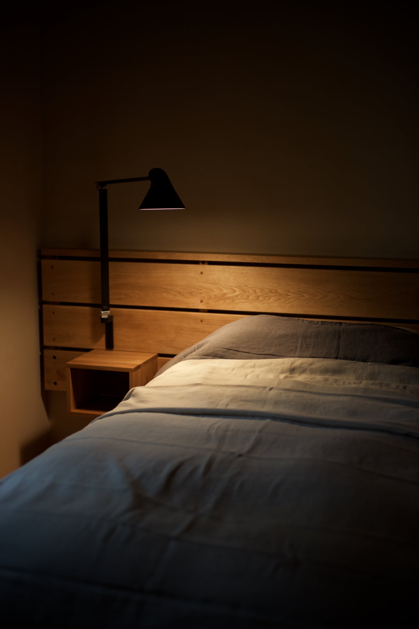 Lampa ścienna na wysięgniku regulowana NJP czarny