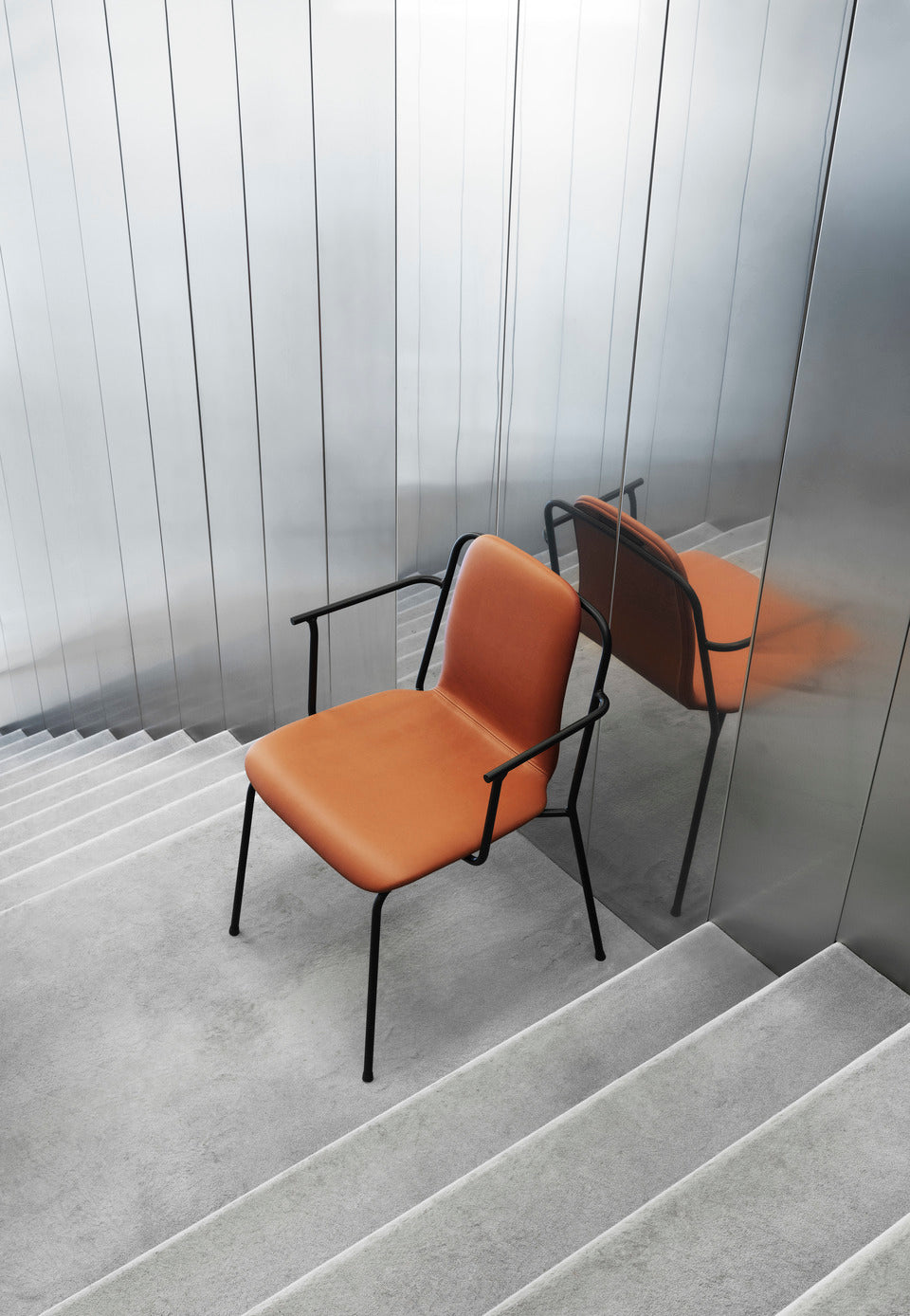 Chair with armrests Studio Upholstered front with oak veneer and black base