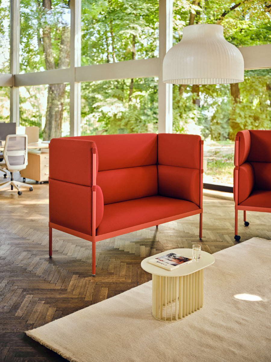 Rollen Sie Furnier Couchtisch mit einer Metallbasis