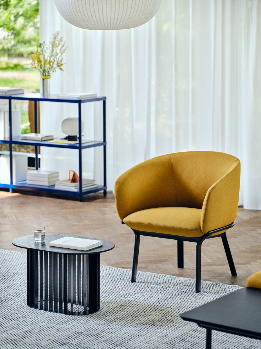 Rollen Sie Furnier Couchtisch mit einer Metallbasis