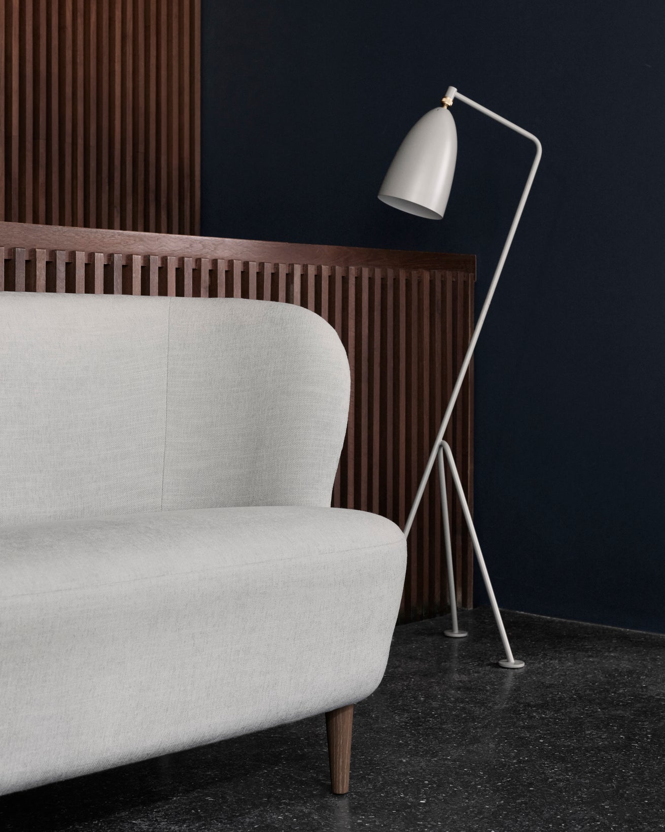 Sofa STAY gepolstert mit schwarzem Eichenfuß