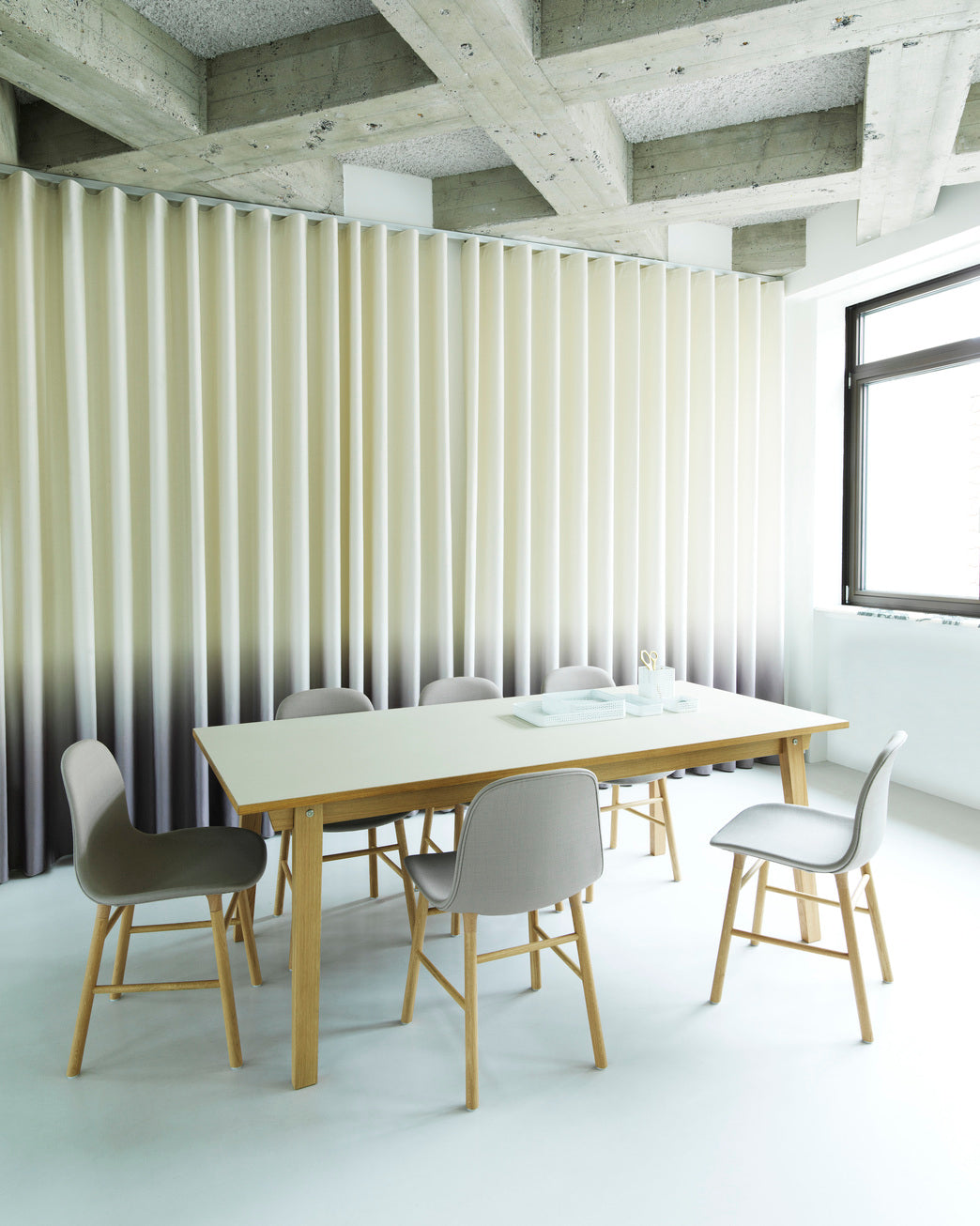 Slice Linoeum Table Eichenfurnier