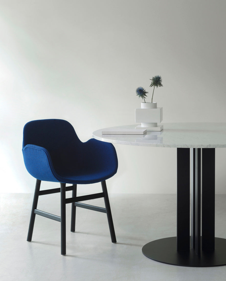 Chair with armrests of forms warm gray with a nut base