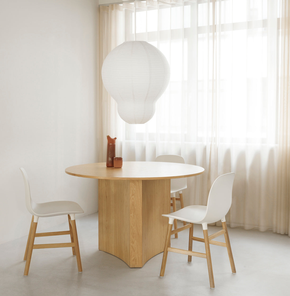 Chair of a cream forms with an oak base