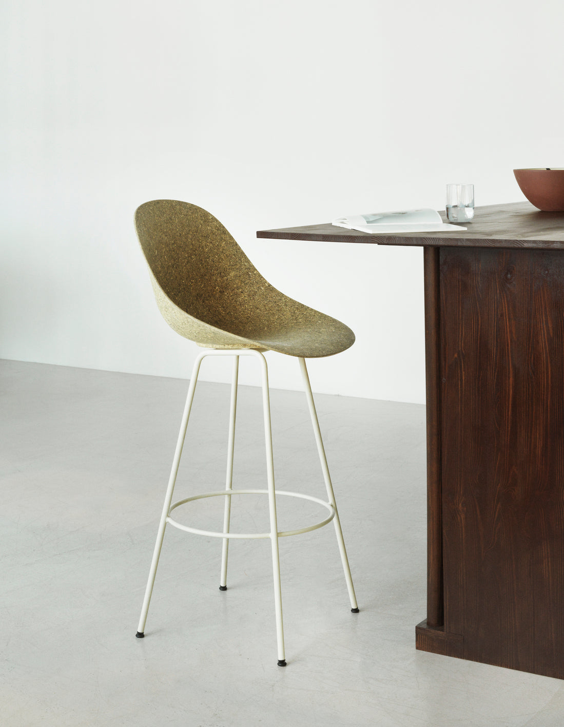 Barstuhl mit einer Rückenlehne beige Matte mit einer Cremebasis
