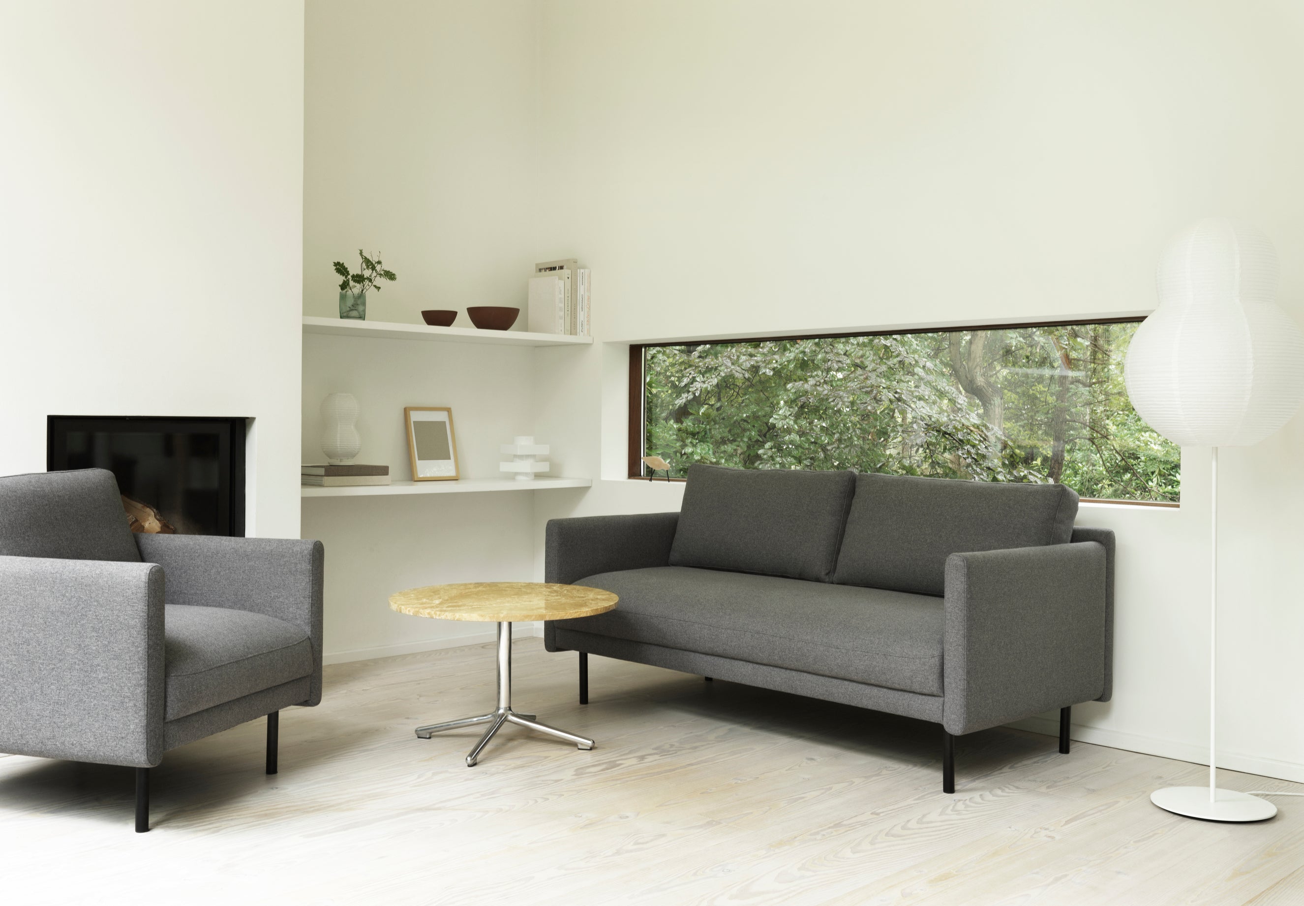 Hellgraues RAR -Sofa mit einer schwarzen Basis