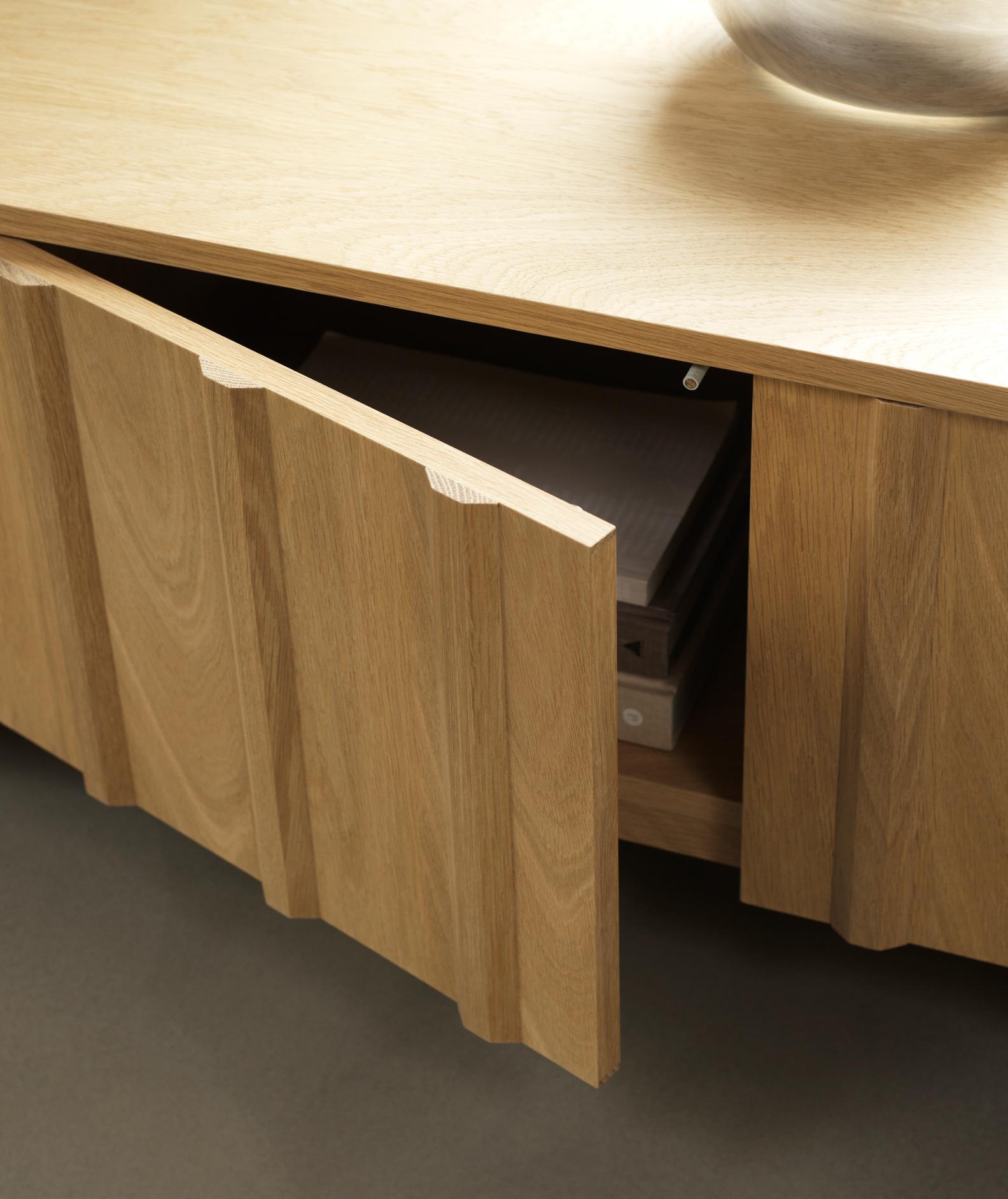 RIB RIB RIB CABINET Oak veneer