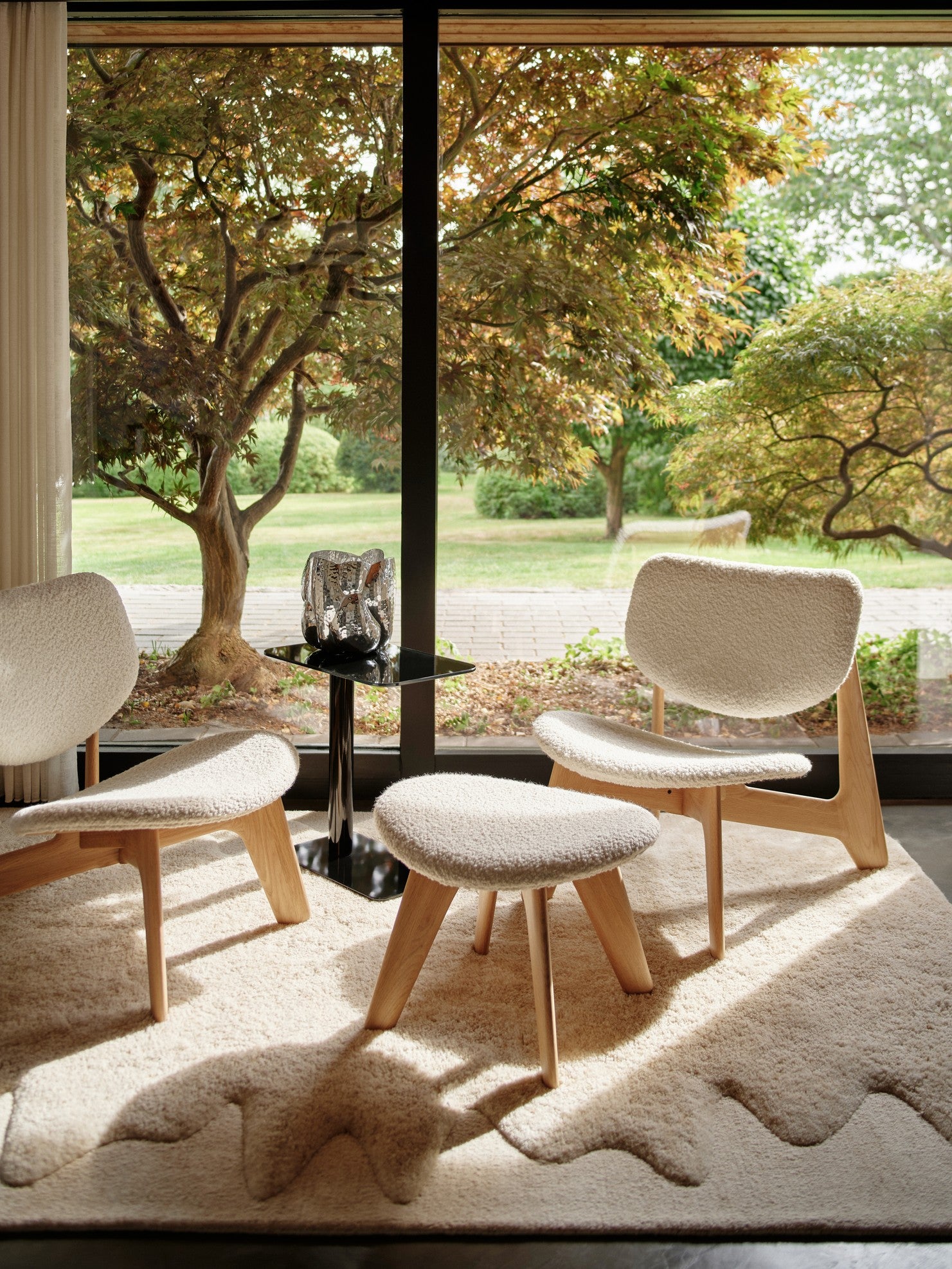 Fotel SLAB beżowy boucle mit Eichenbasis