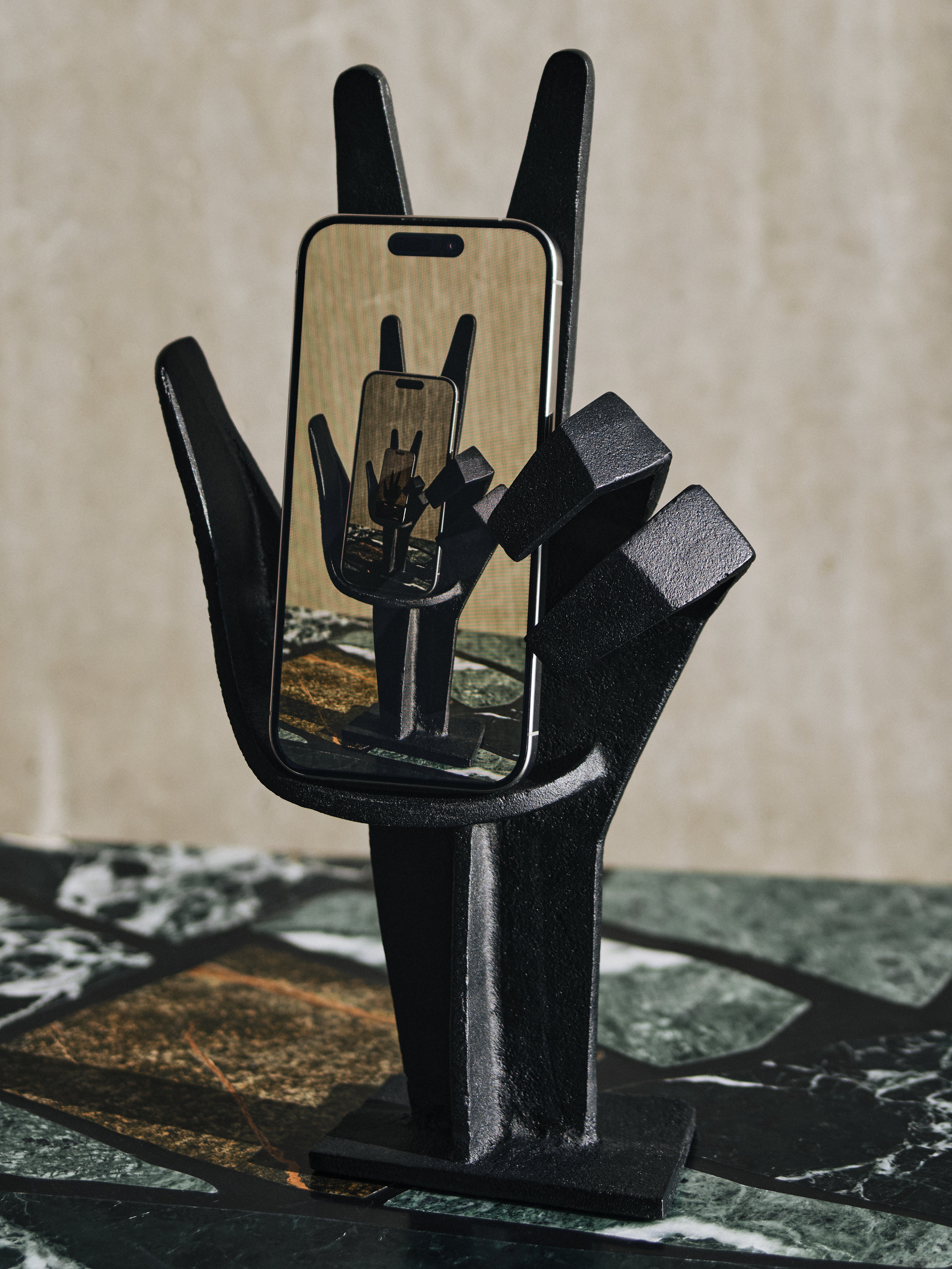 CAST HAND Black Stand