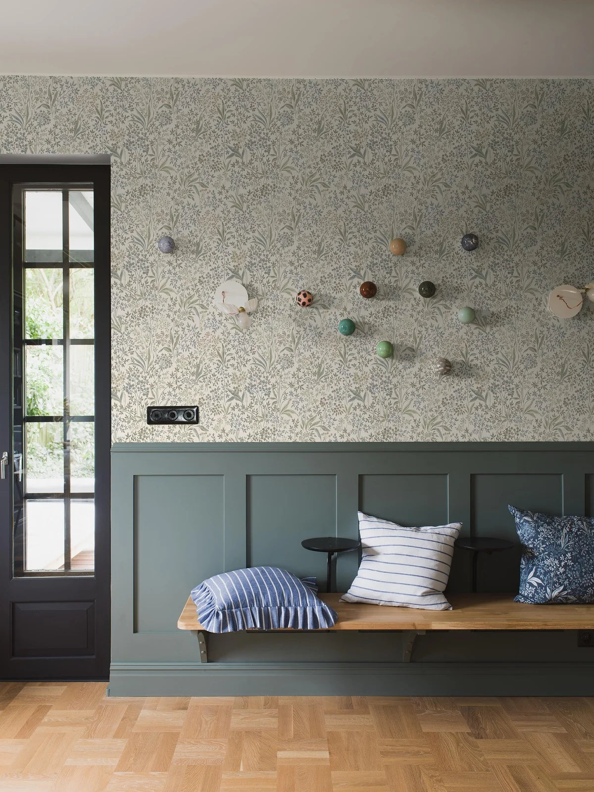 Vlies-Tapete mit pflanzlichem Muster NOCTURNE beige mit grün