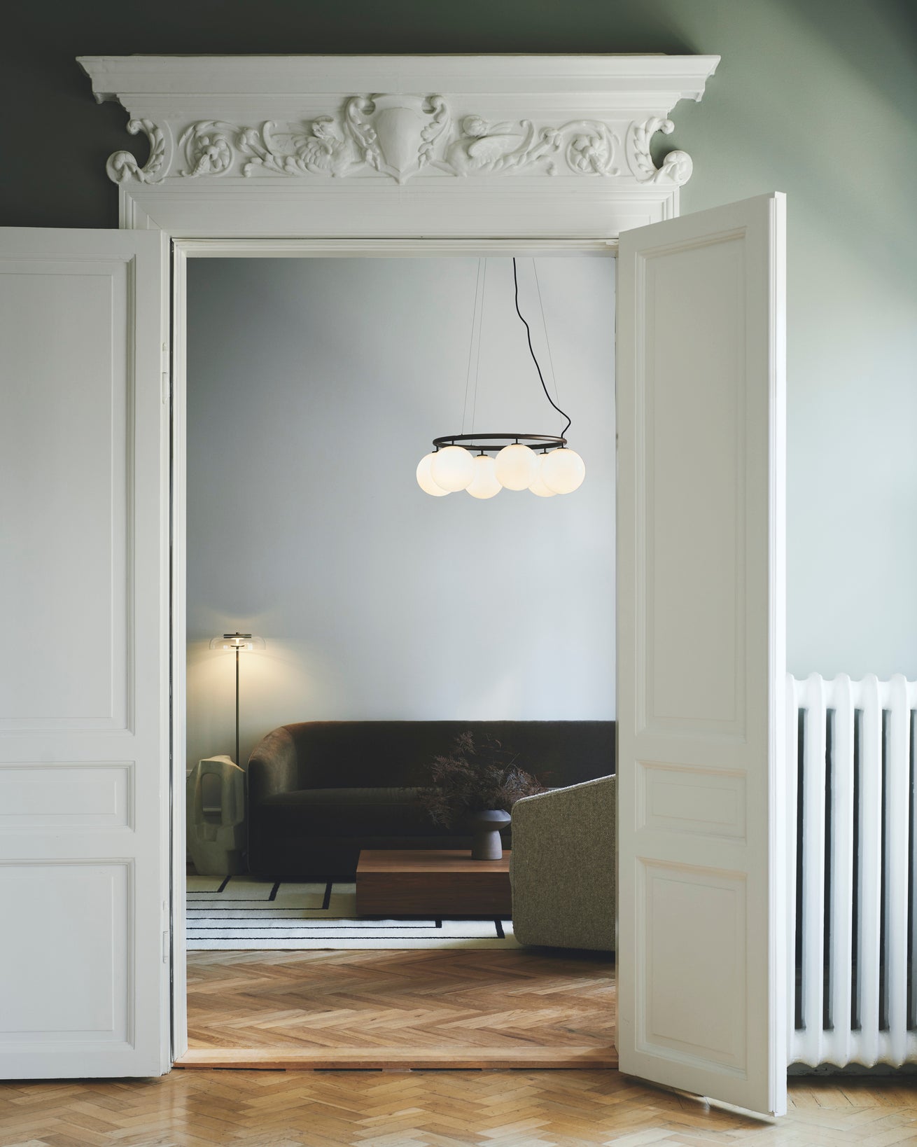 Pendelleuchte MIIRA 6 CIRCULAR dunkelbraun mit opalem Glas