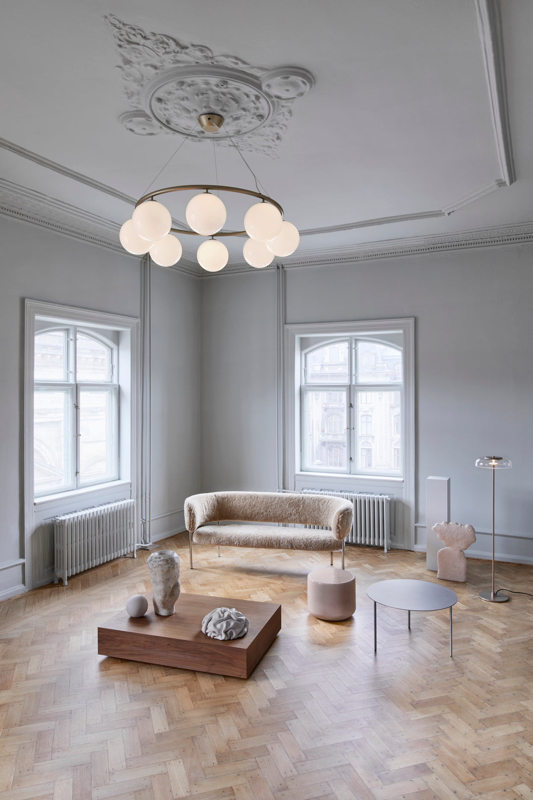 Pendelleuchte MIIRA 8 CIRCULAR aus Messing mit opalem Glas