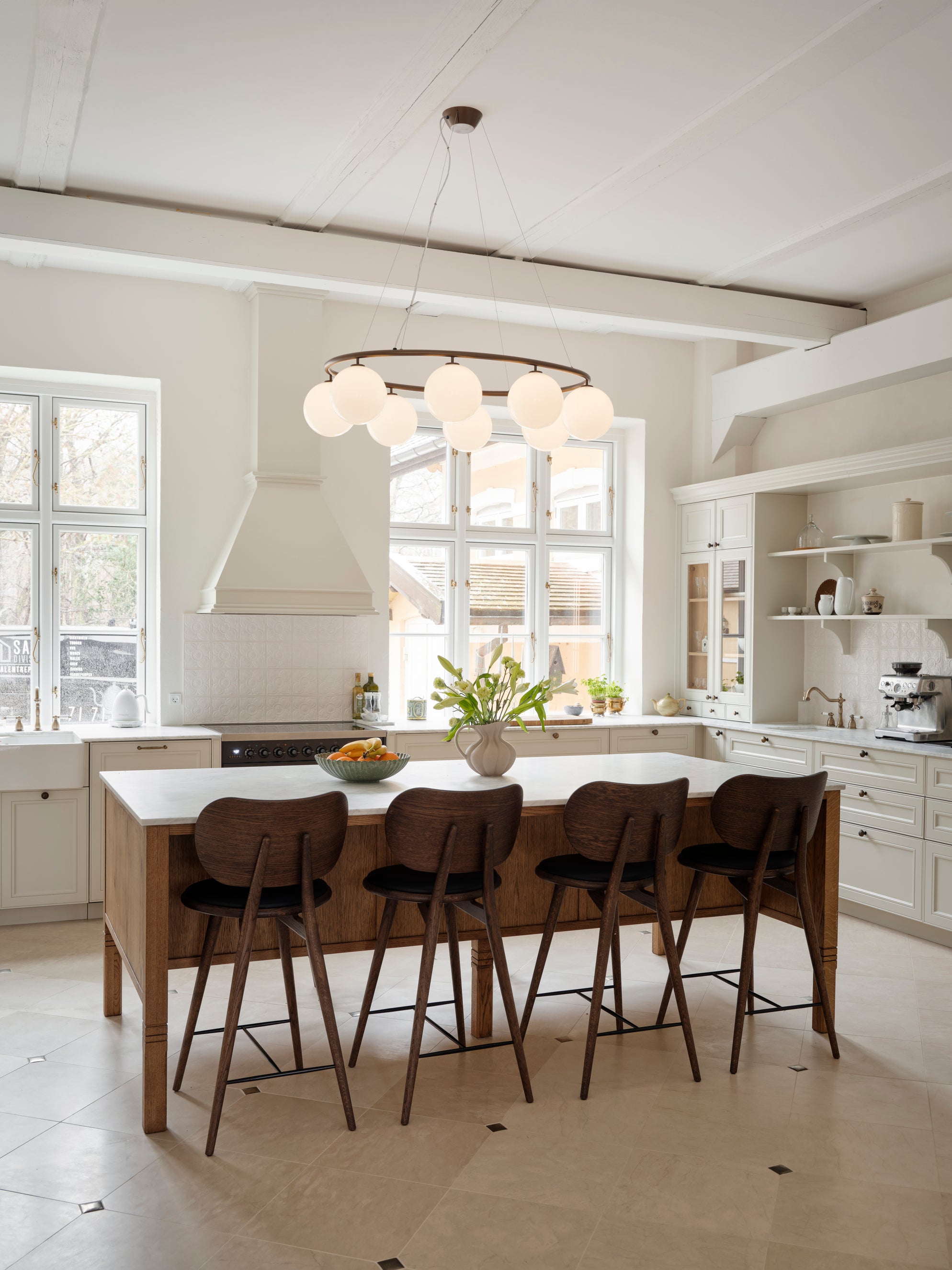 Pendelleuchte MIIRA 8 OVAL dunkelbraun mit opalem Glas