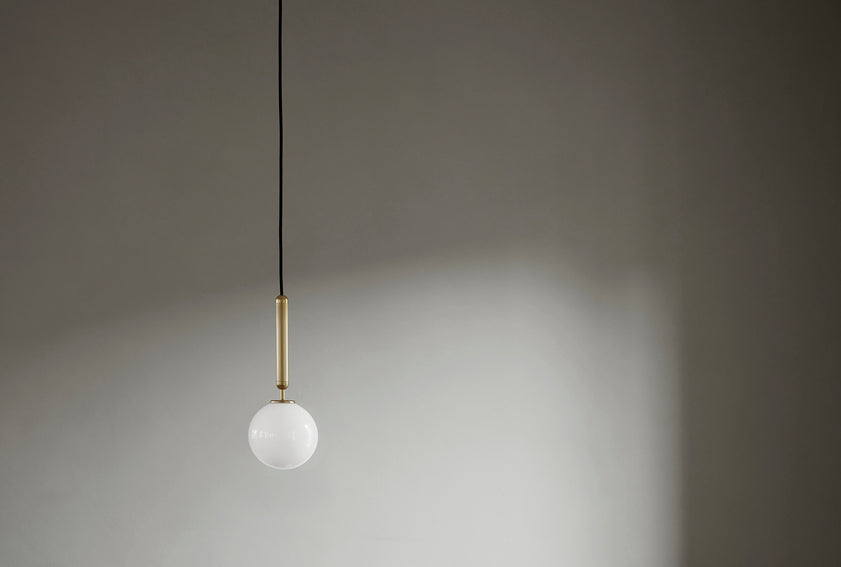 Pendelleuchte MIIRA aus Messing mit opalem Glas